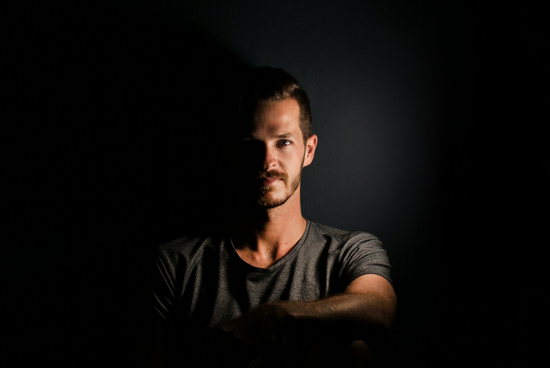 Ein Mann starrt jemanden an | Quelle: Unsplash