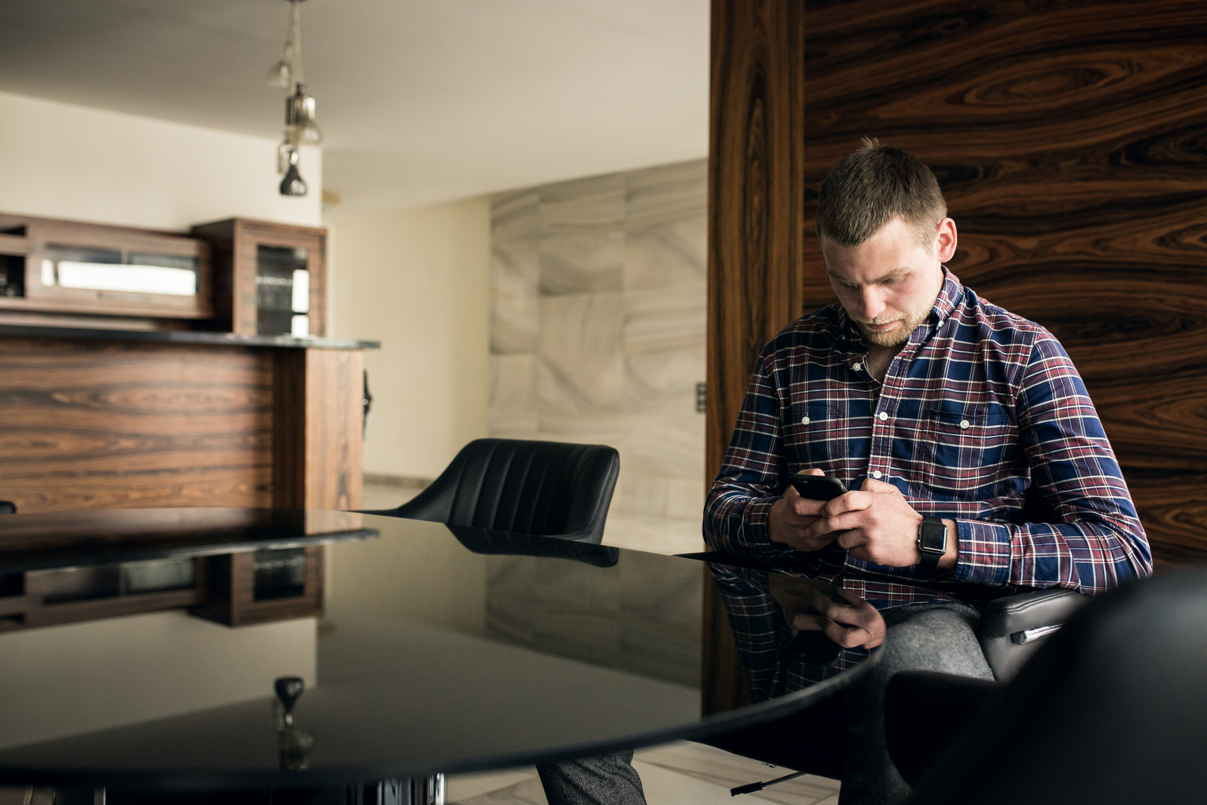 Ein Mann starrt auf sein Telefon | Quelle: Freepik