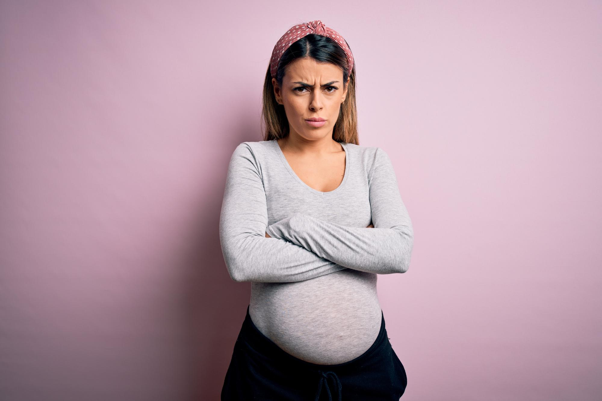 Eine wütende schwangere Frau | Quelle: Freepik