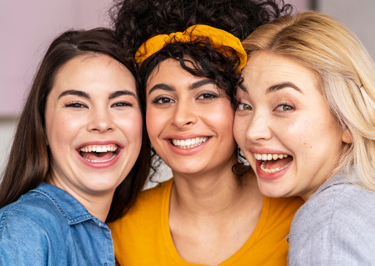 Eine Gruppe von lachenden Frauen | Quelle: Freepik