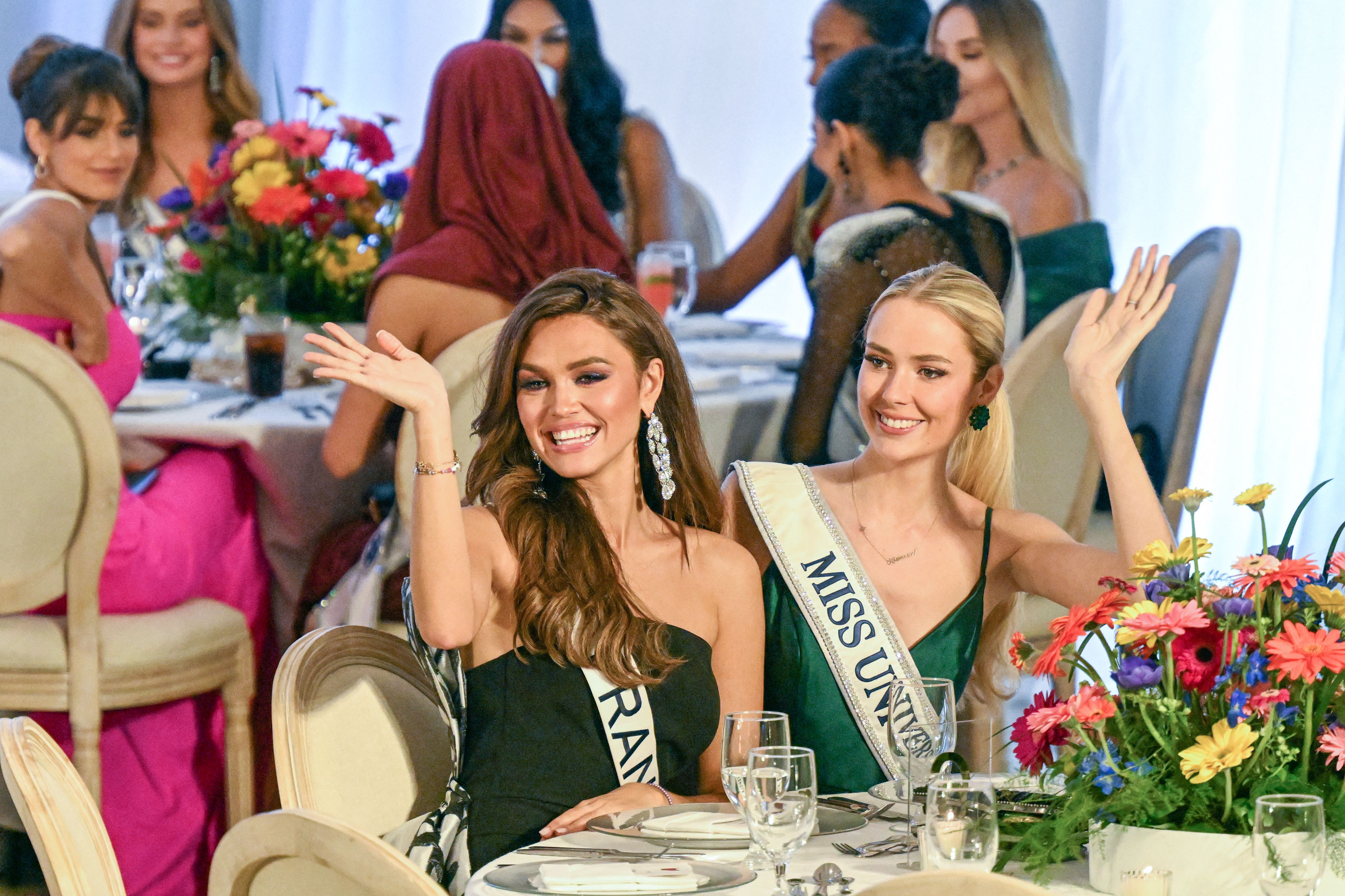Dieses Foto wurde am 8. November 2023 aufgenommen und zeigt Diane Leyre (links), Miss France 2023, und Helena Bleicher, Miss Germany 2023, bei einer Galaveranstaltung im Hauptsitz des Außenministeriums von El Salvador in San Salvador, der Gastgeberstadt der 72. Ausgabe des Miss-Universe-Wettbewerbs, der am 18. November 2023 stattfinden soll | Quelle: Getty Images