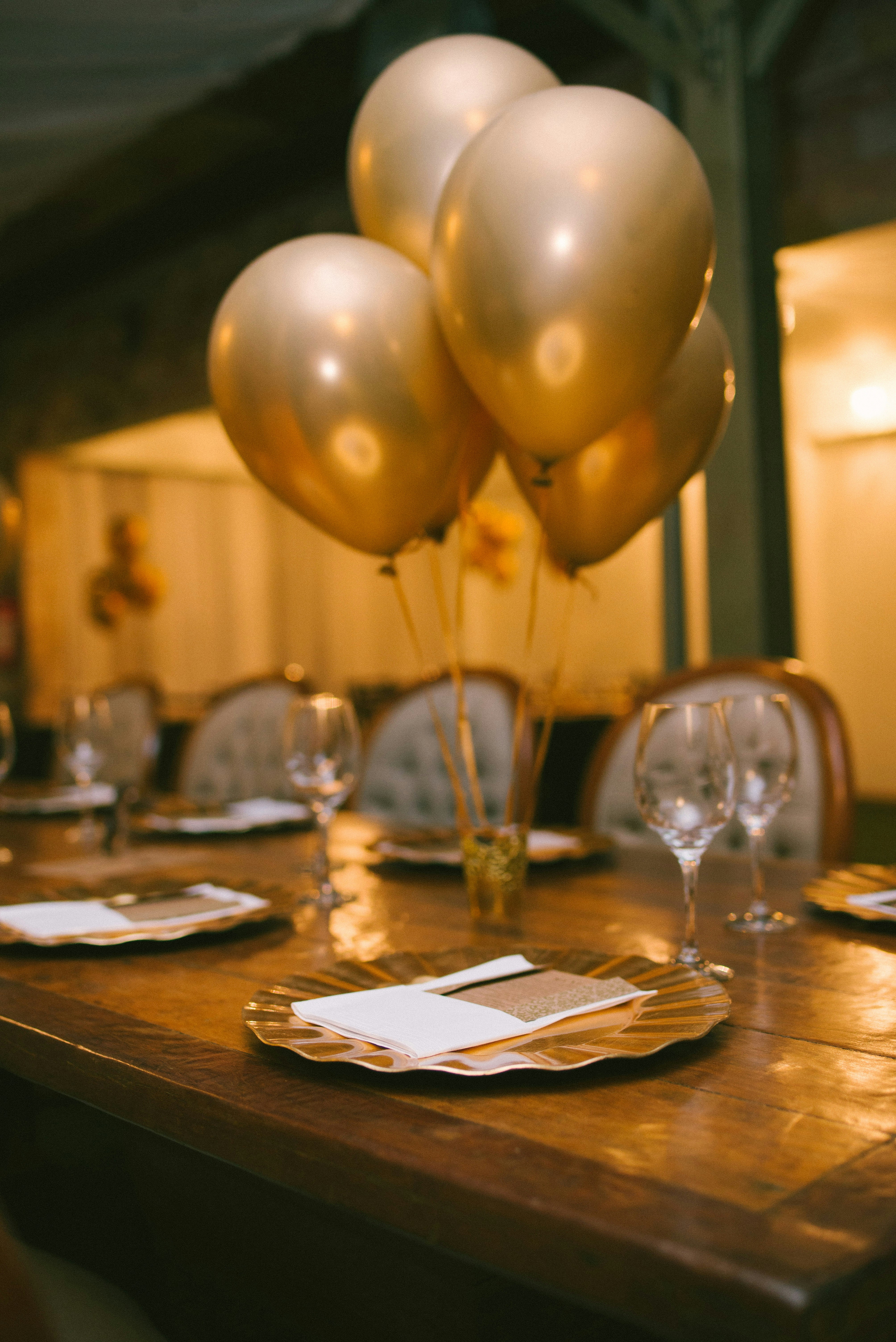Goldene Partydekoration auf einem Tisch | Quelle: Unsplash