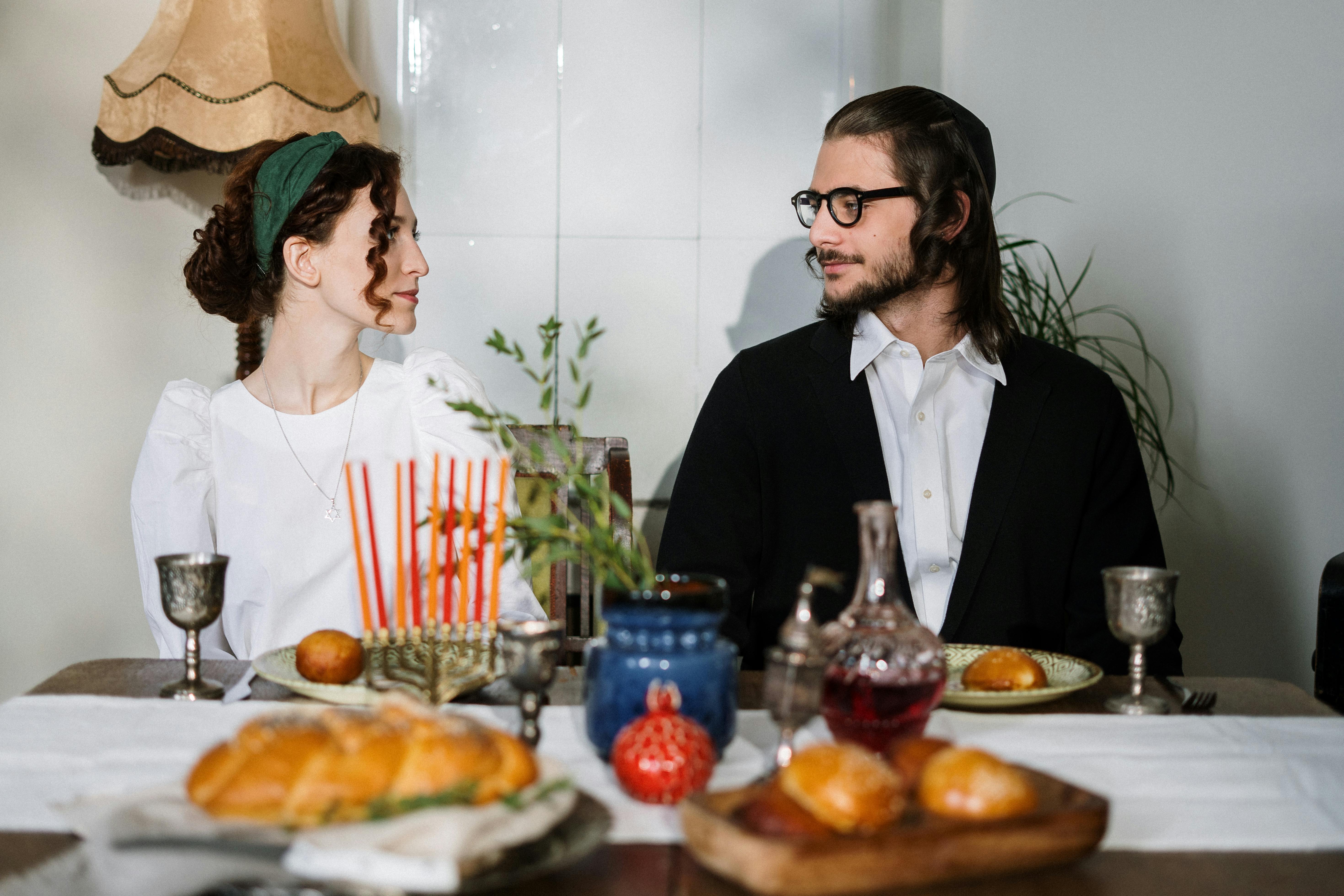Ein Mann und eine Frau schauen sich an | Quelle: Pexels