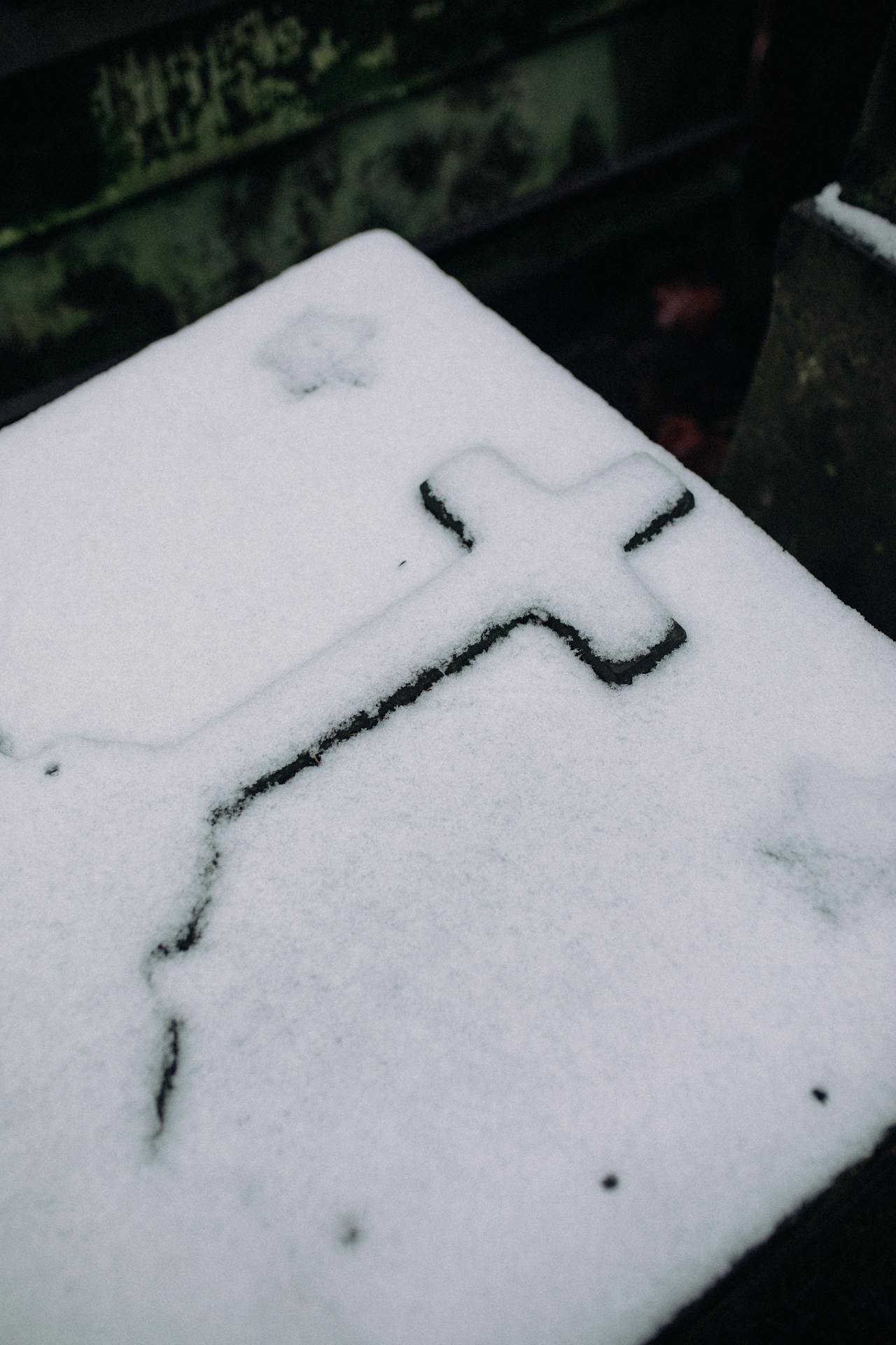 Ein mit Schnee bedeckter Grabstein | Quelle: Pexels