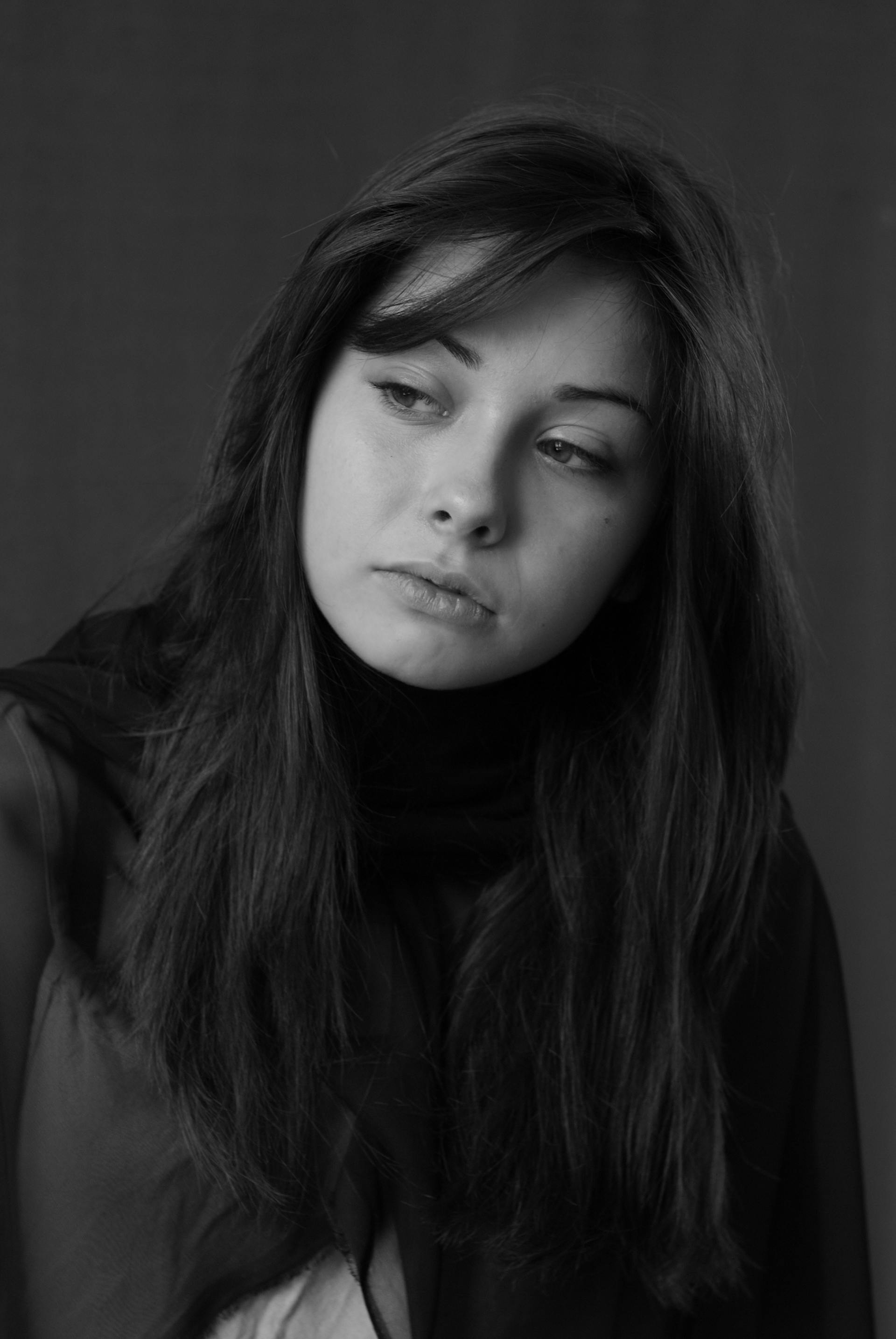 Ein Graustufenfoto einer traurigen Frau | Quelle: Pexels