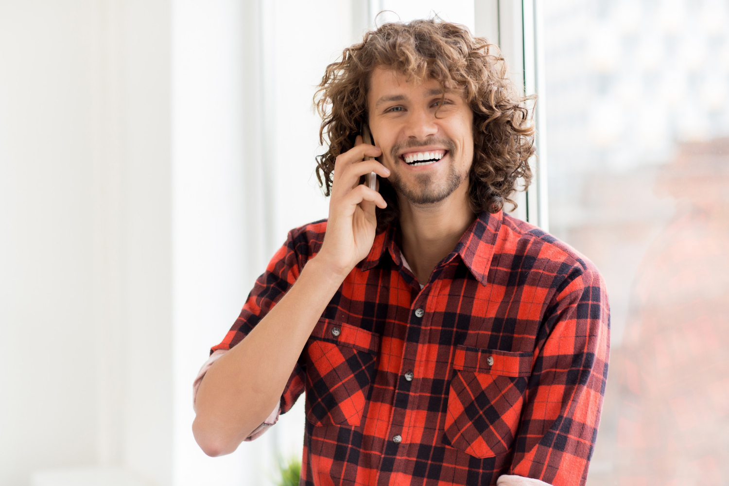Ein lachender Mann, der telefoniert | Quelle: Freepik