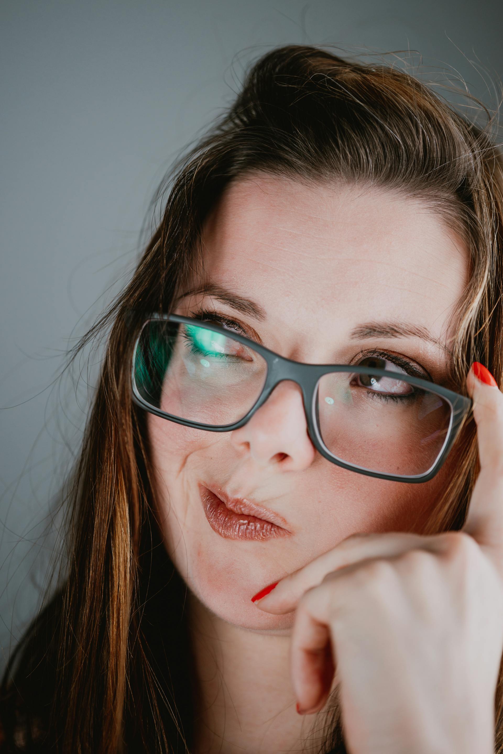 Eine Frau, die ein Gesicht zieht | Quelle: Pexels