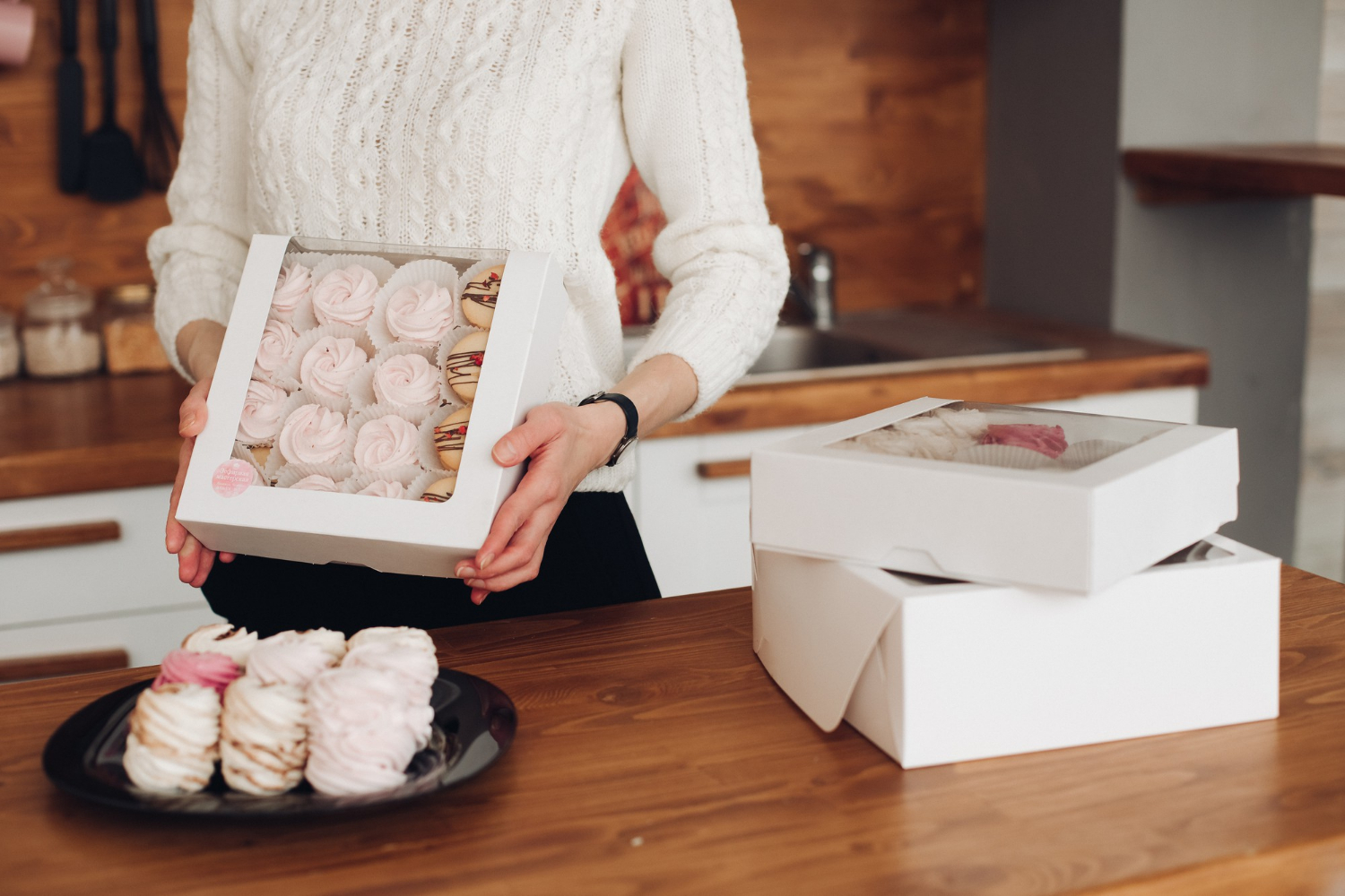 Eine Frau hält eine Kuchenschachtel | Quelle: Freepik