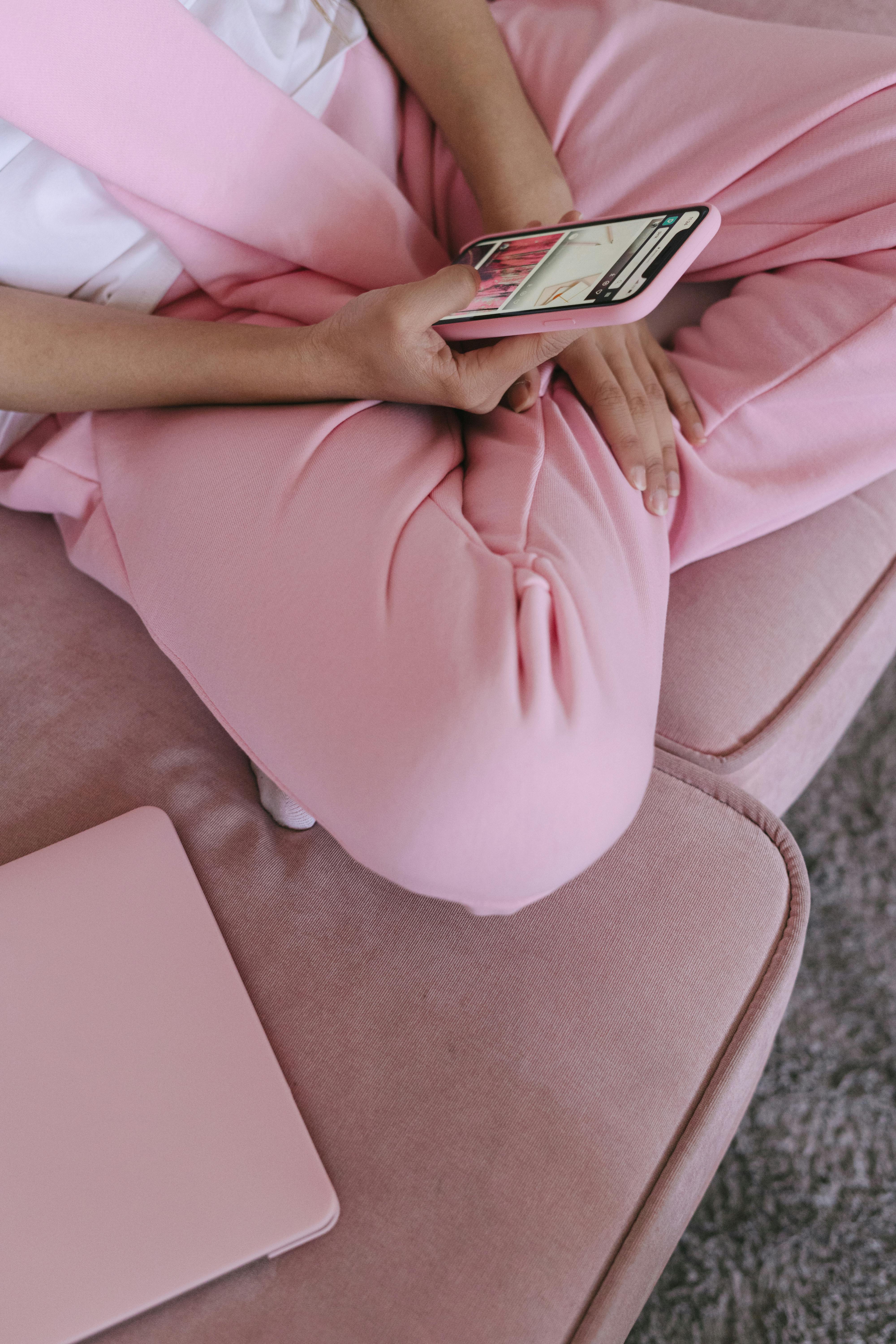 Eine Frau, die ihr Telefon benutzt | Quelle: Pexels