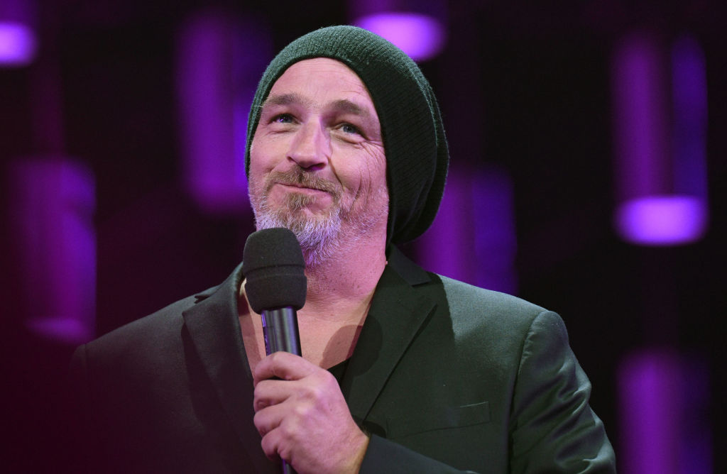 Der Komiker Torsten Sträter hält eine Laudatio beim Deutschen Comedy-Preis 2018. | Quelle: Getty Images