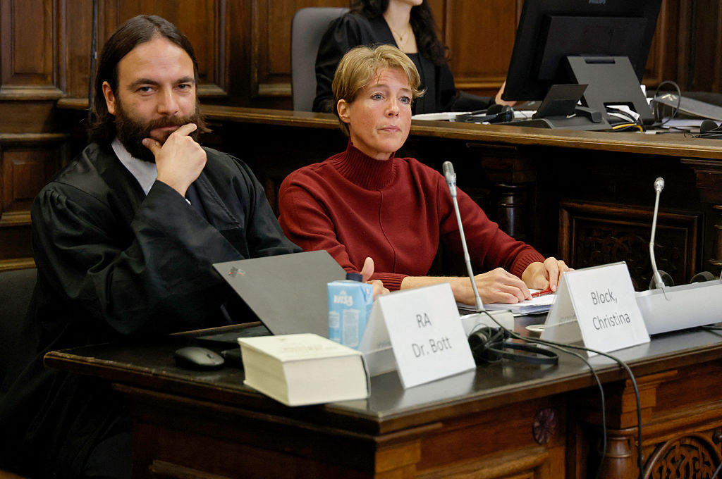 Die angeklagte deutsche Unternehmerin und Gastronomin Christina Block und ihr Anwalt Ingo Bott blicken vor der Fortsetzung des Prozesses gegen sie wegen mutmaßlicher Kindesentführung am 29. Oktober 2025 vor dem Landgericht in Hamburg, Norddeutschland, in die Zukunft. | Quelle: Getty Images