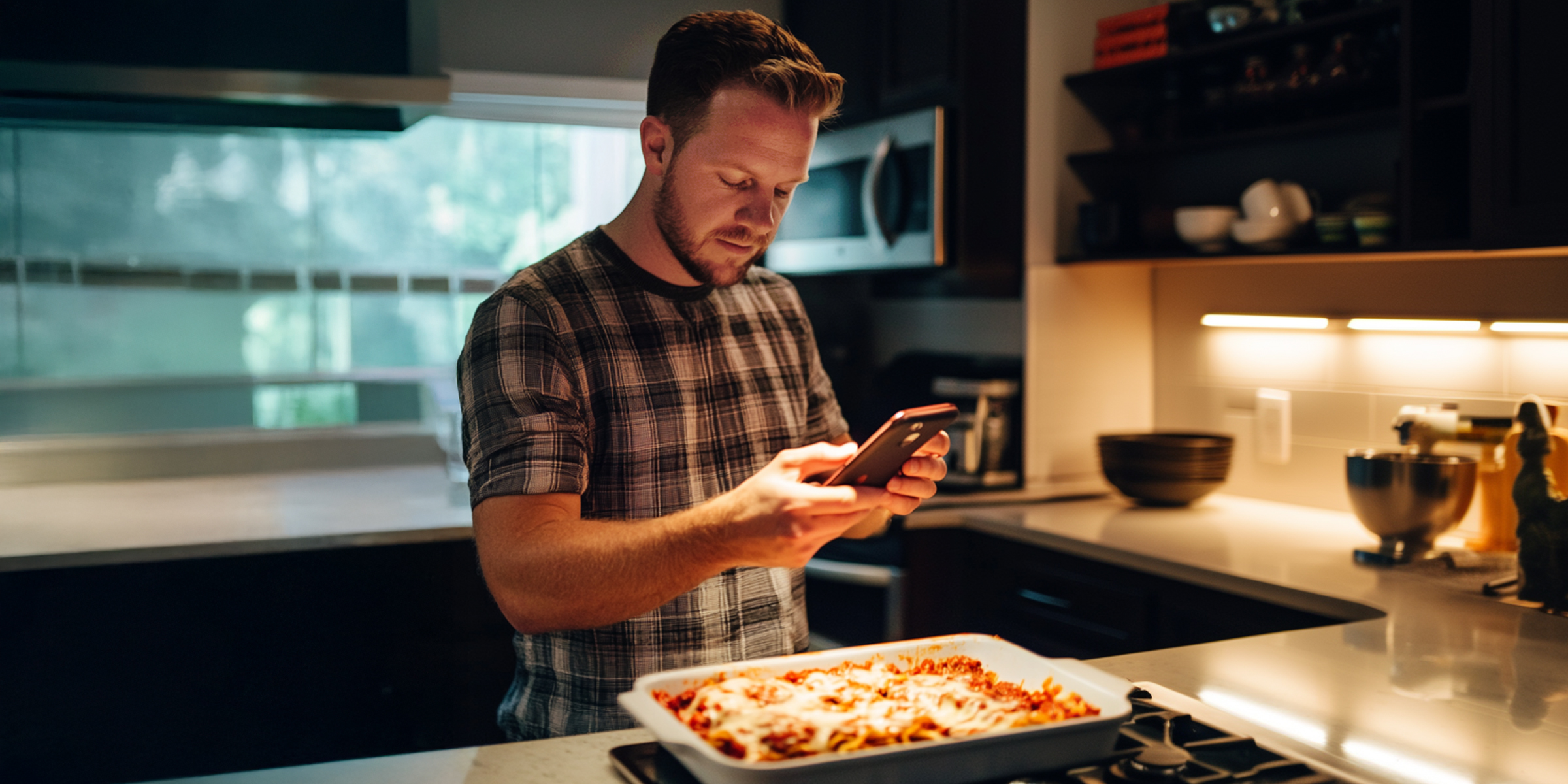 Ein Mann macht ein Foto von Lasagne | Quelle: Amomama