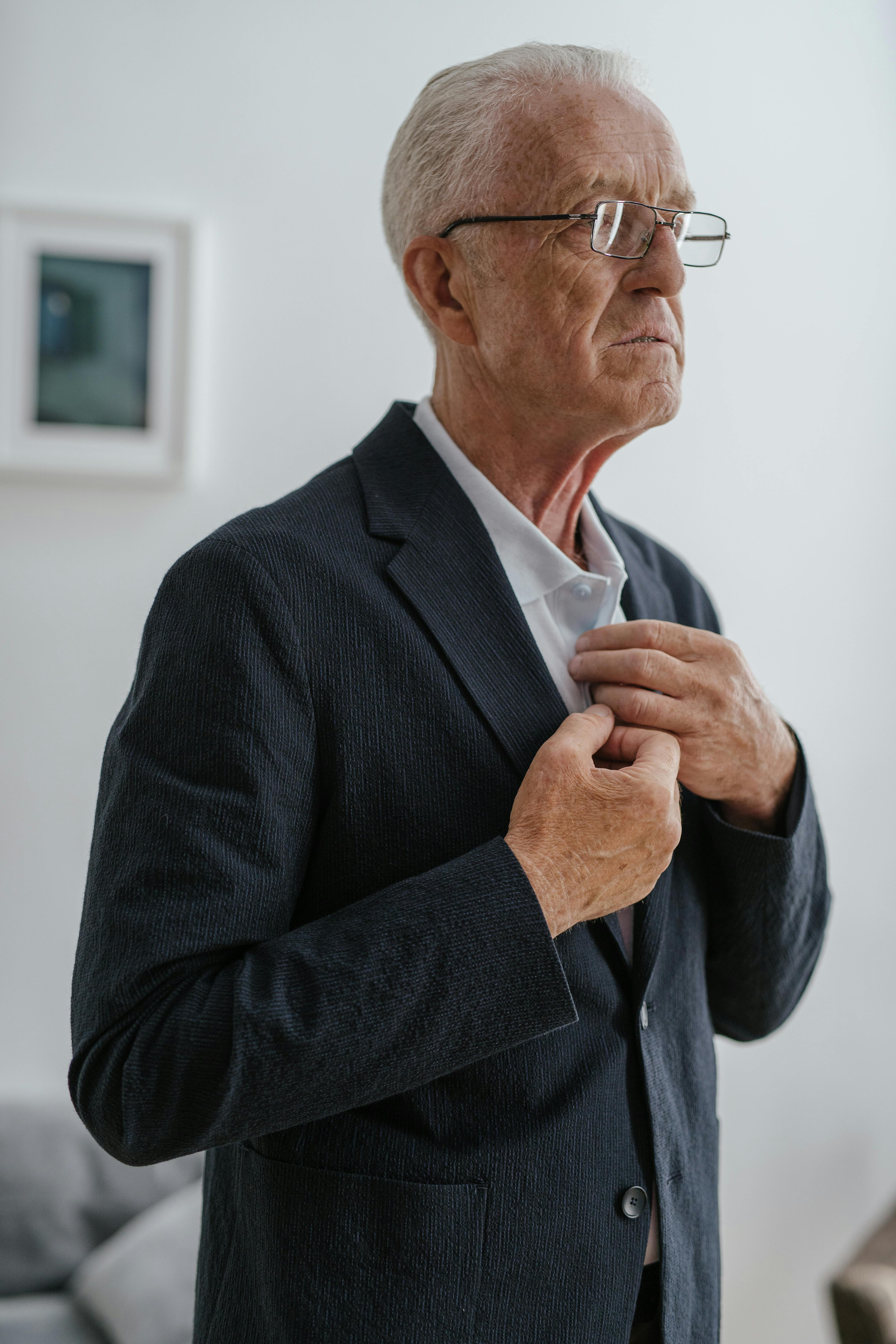 Ein ernster Mann im Anzug | Quelle: Pexels