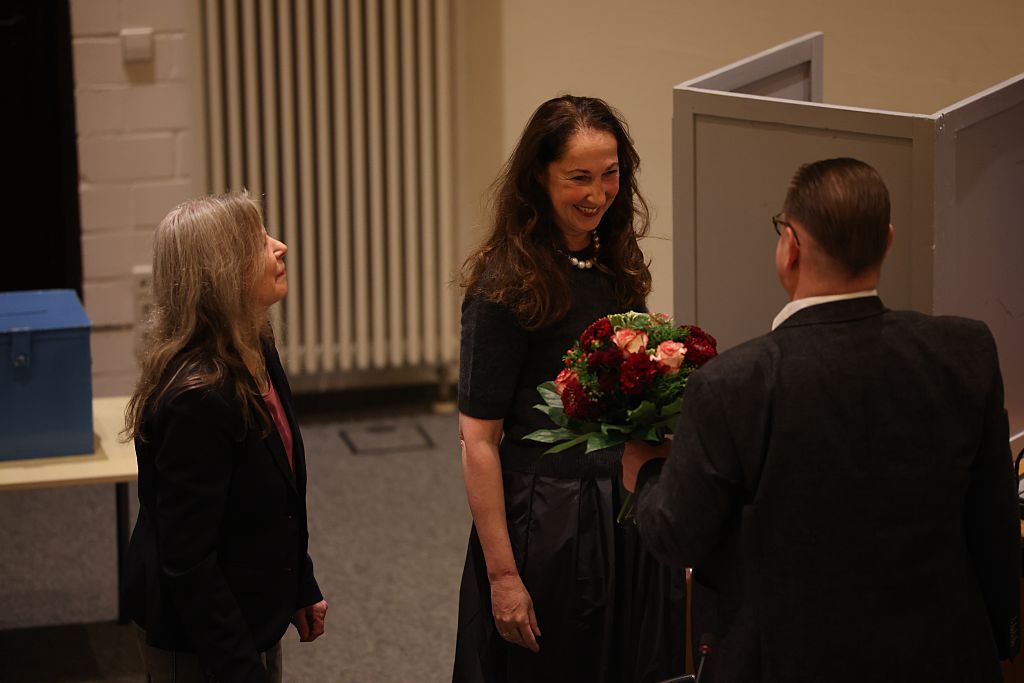 04. November 2025, Nordrhein-Westfalen, Herdecke: Iris Stalzer (M, SPD) wird nach ihrer Vereidigung als neue Bürgermeisterin im Ratssaal der Stadt Herdecke beglückwünscht. | Quelle: Getty Images