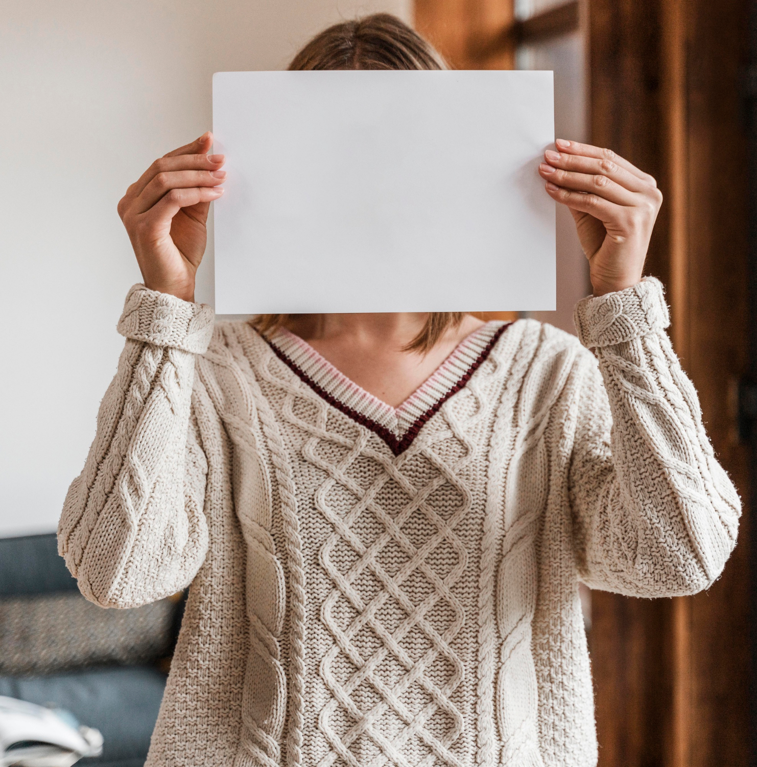 Eine Frau hält ein Blatt Papier | Quelle: Freepik
