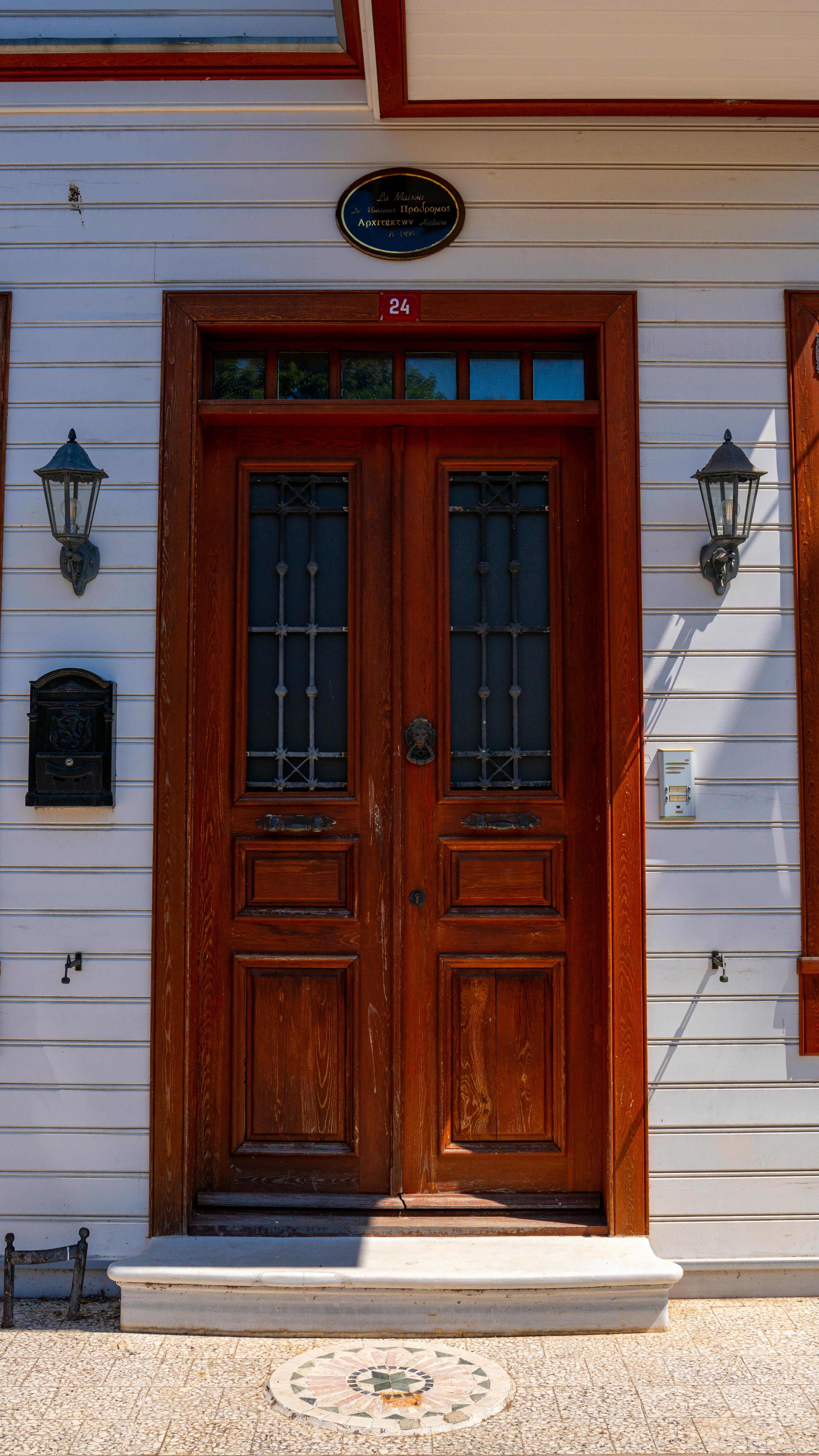 Eine geschlossene Haustür | Quelle: Pexels