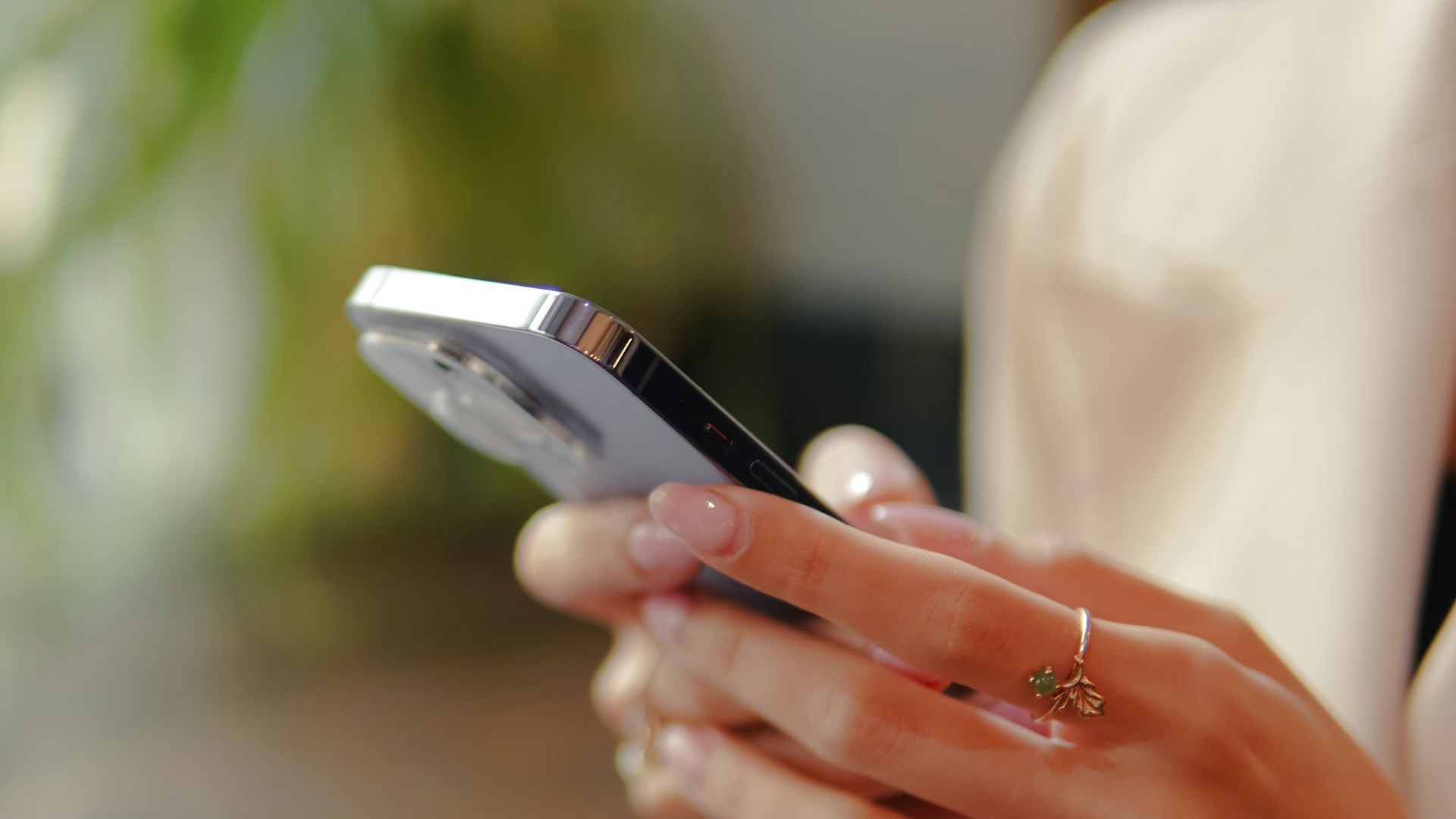 Eine Frau hält ein Telefon | Quelle: Unsplash