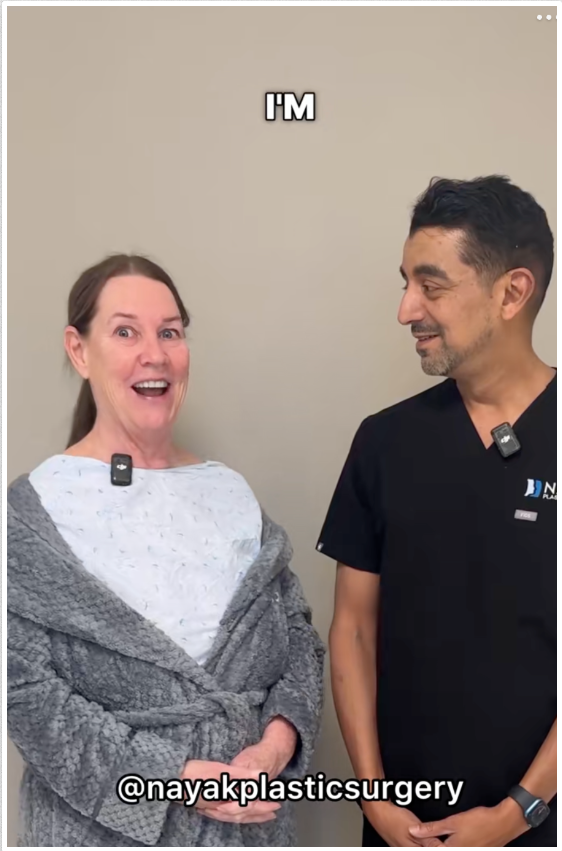 Tina Heaton unterhält sich mit Dr. Mike Nayak während ihres Termins vor der Gesichtsverjüngungsoperation. | Quelle: TikTok/nayakplasticsurgery