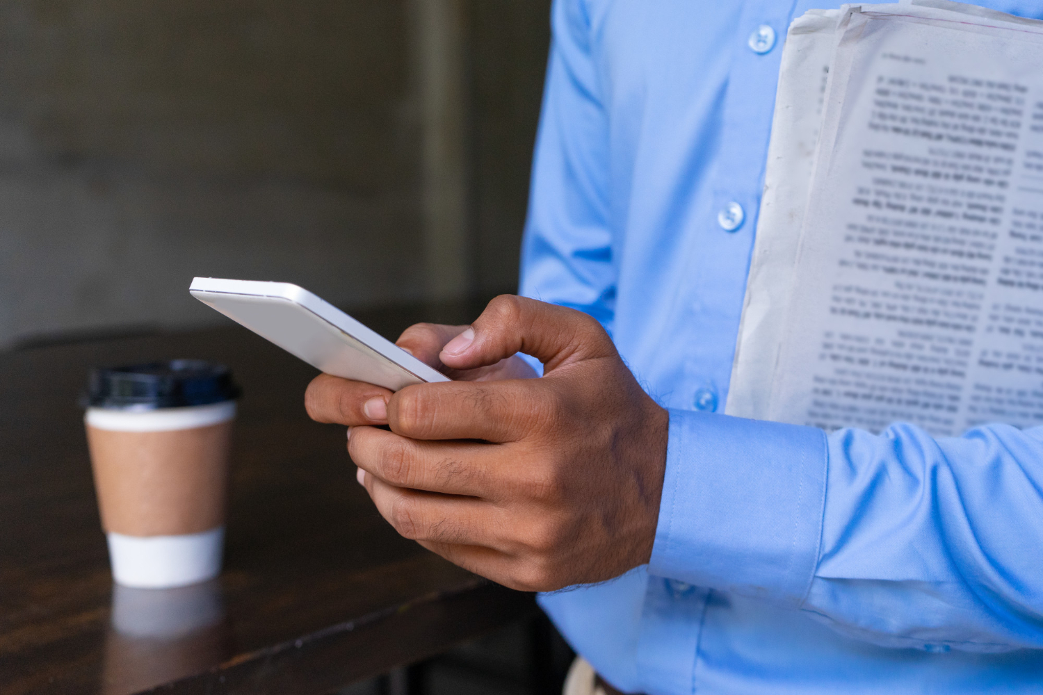 Ein Mann hält ein Telefon und Papier | Quelle: Freepik