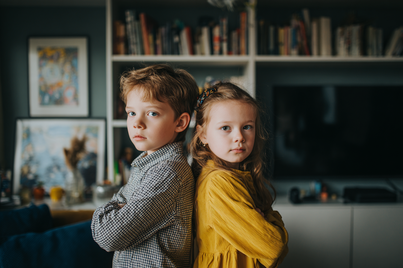 Zwei Kinder, die zusammen stehen | Quelle: Midjourney