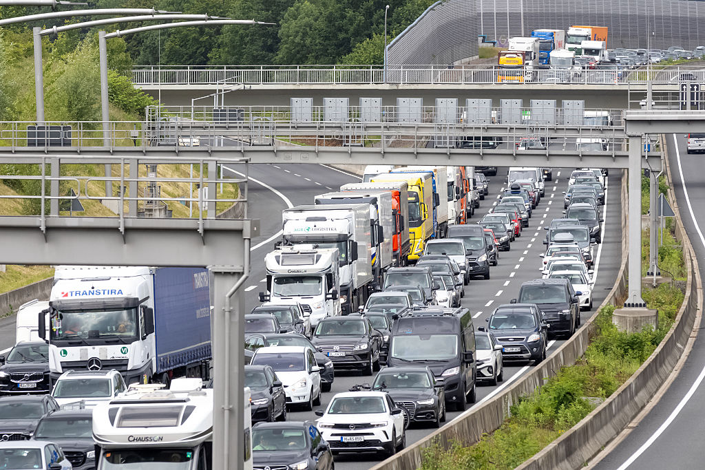 06. Juni 2025, Hamburg: Der Verkehr auf der A7 in Hamburg in Richtung Süden ist zähflüssig. | Quelle: Getty Images