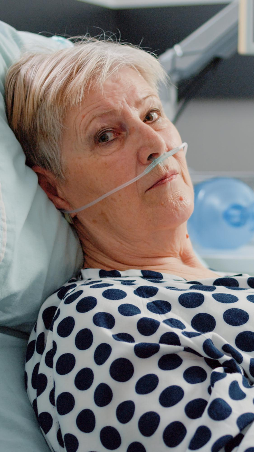Nahaufnahme einer älteren Frau, die in einer Krankenhausabteilung liegt | Quelle: Freepik