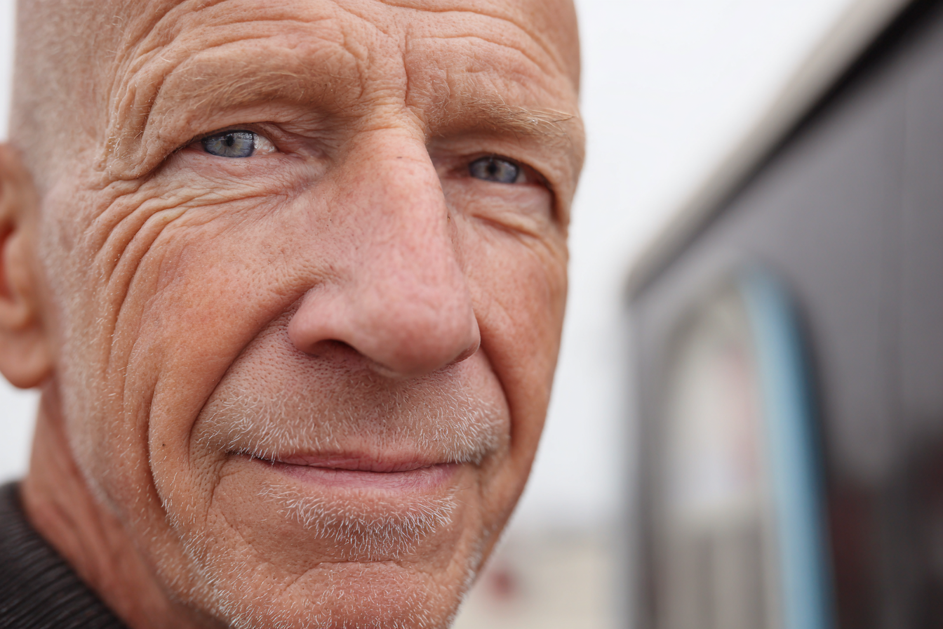 Ein älterer Mann, der geradeaus schaut | Quelle: Midjourney