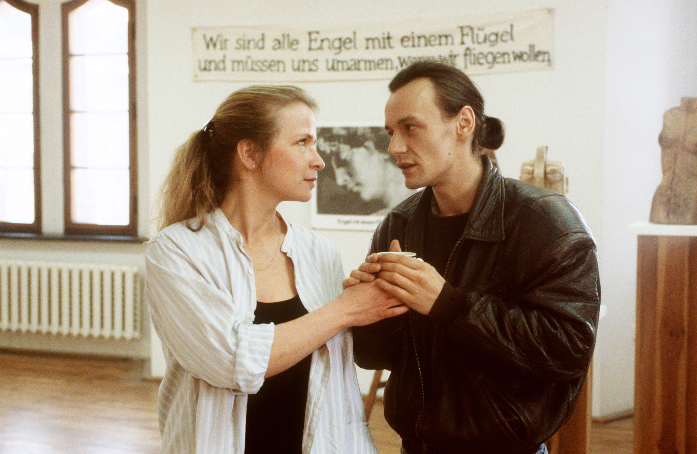 Torsten Michealis und Arianne Borbach am set von "Engel mit einem Flügel", BRD, 1990 | Quelle: Getty Images