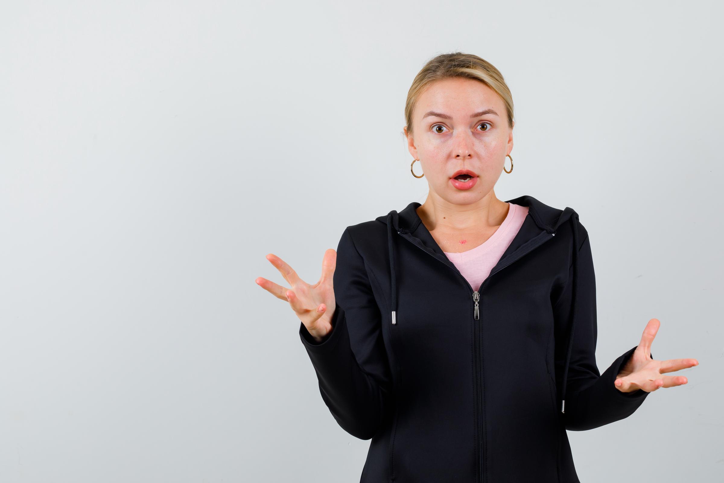 Eine schockierte Frau | Quelle: Freepik
