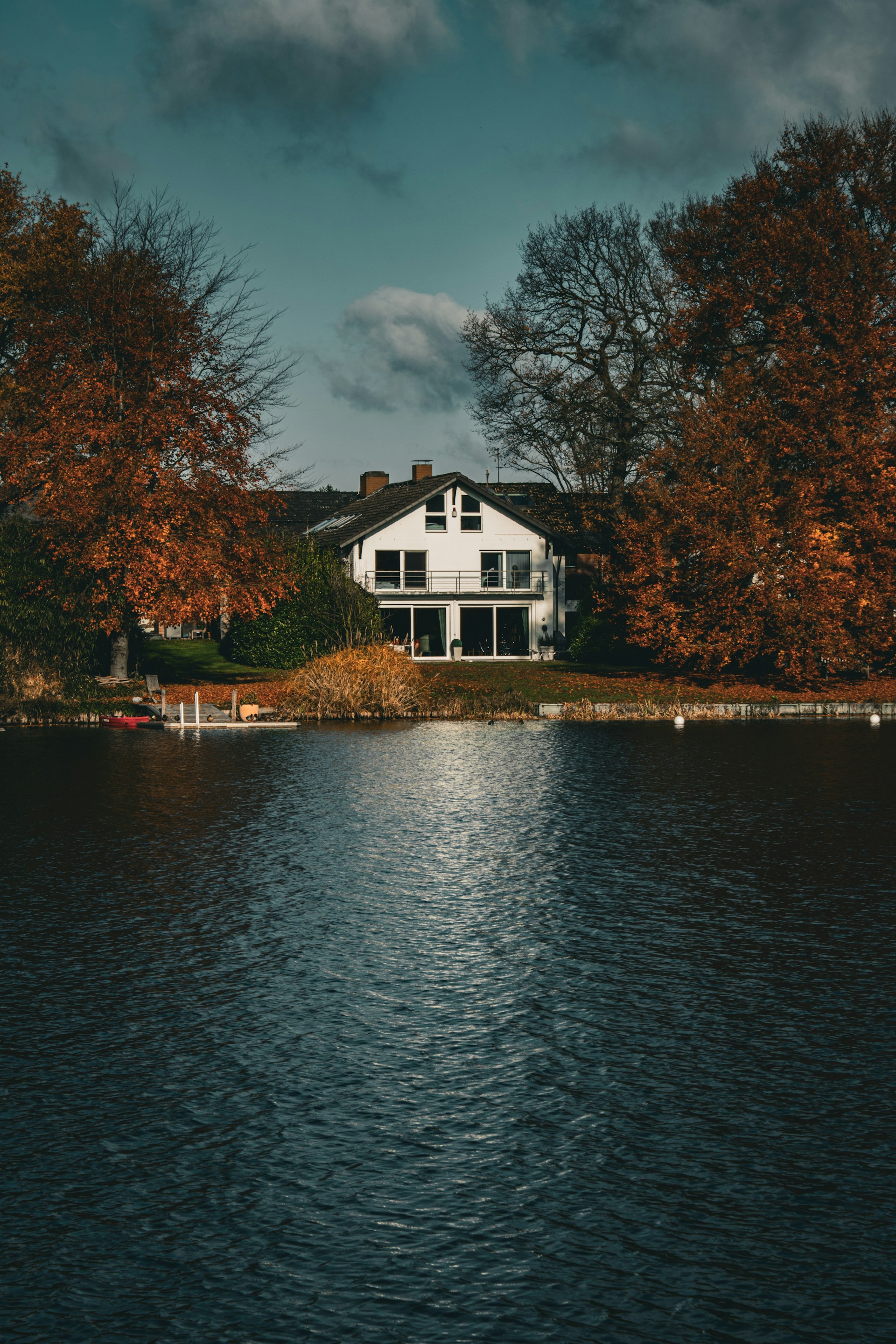 Ein malerisches Haus am See | Quelle: Unsplash