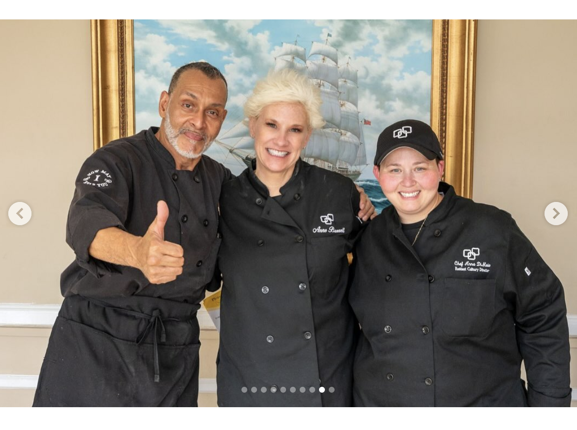 Anne Burrell ist mit zwei anderen Kochexperten auf einem Foto vom 11. Juni 2025 zu sehen | Quelle: Instagram/careritecenters