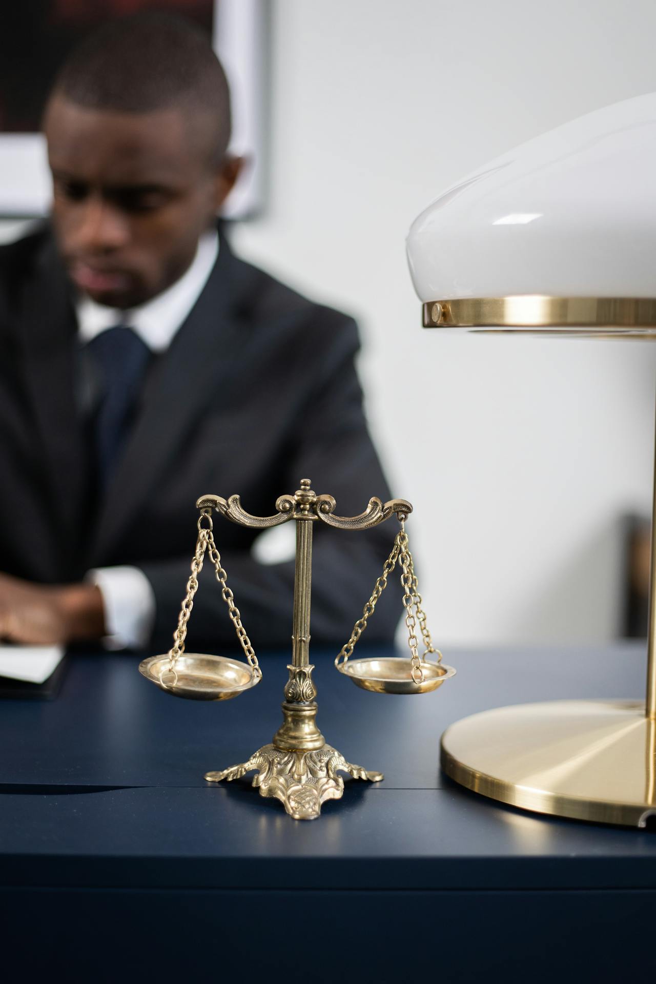 Ein Anwalt sitzt in seinem Büro | Quelle: Pexels