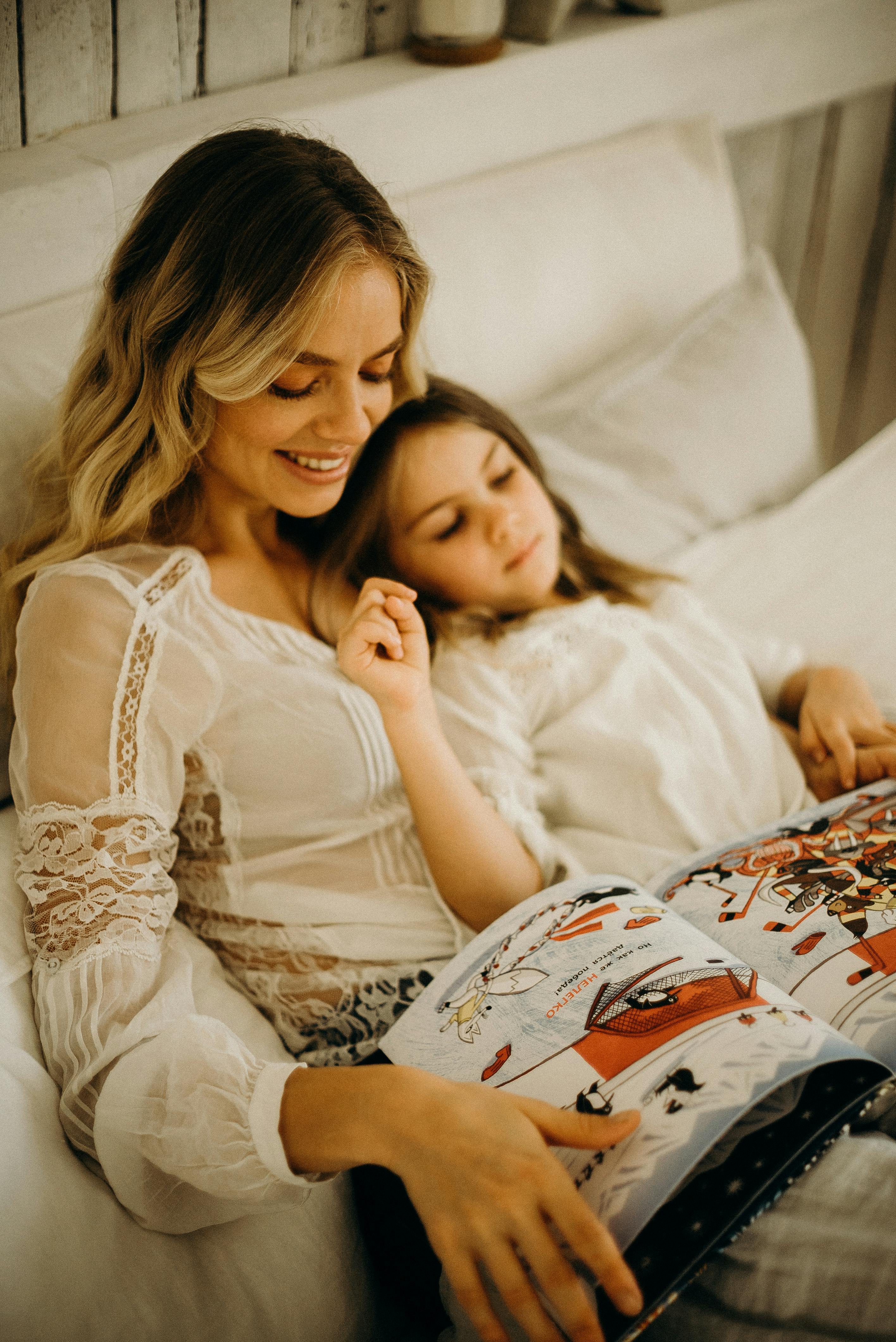 Eine Mutter und ihre Tochter liegen im Bett | Quelle: Pexels