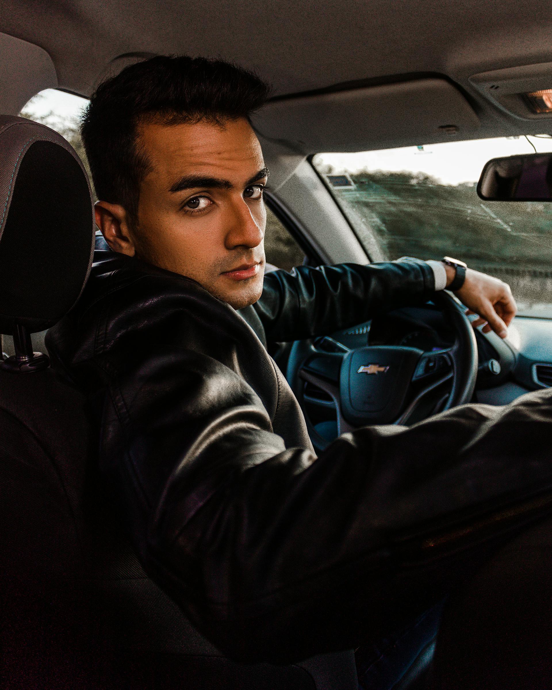 Ein Mann blickt in seinem Auto zurück | Quelle: Pexels