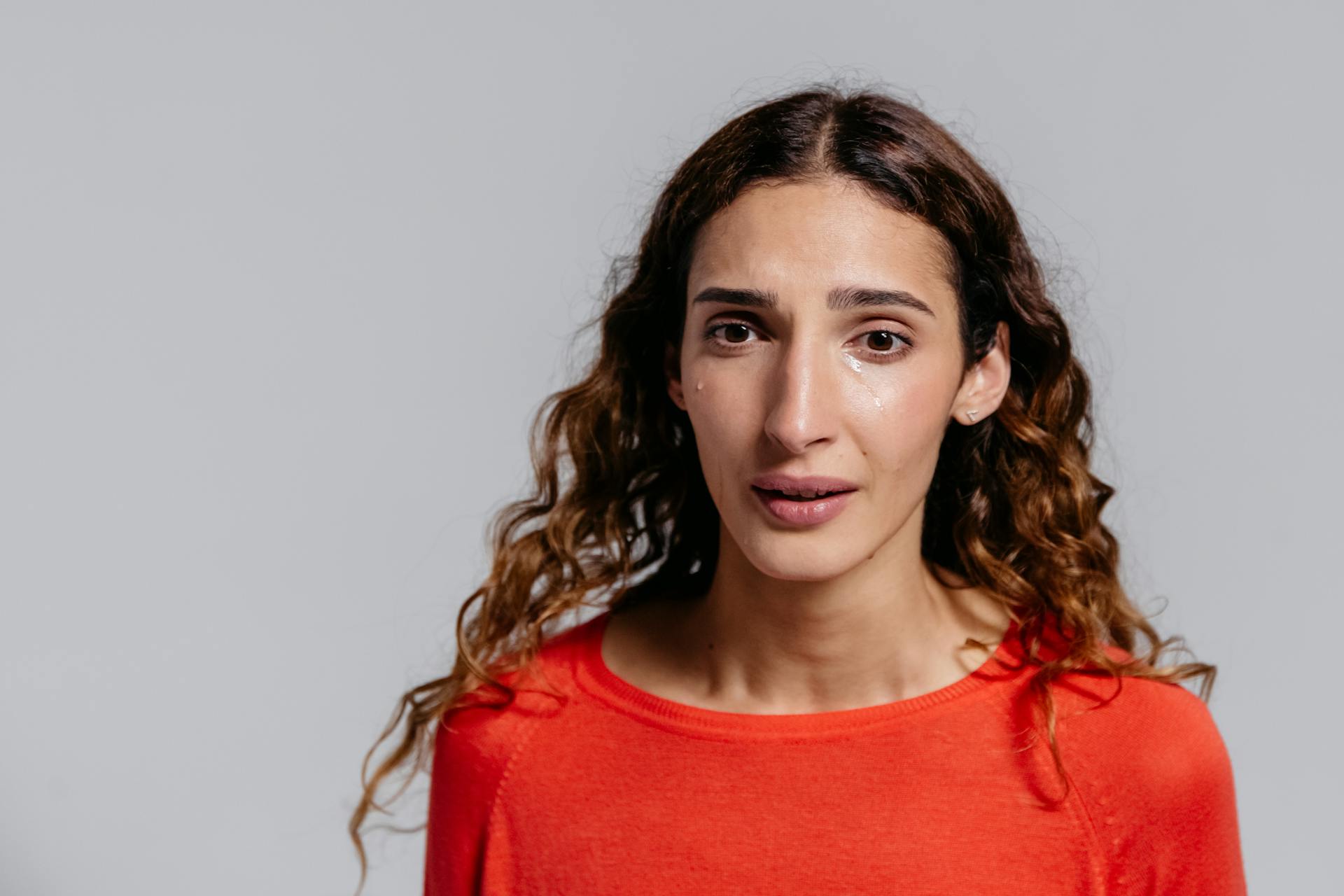 Eine Frau, die schockiert auf etwas starrt | Quelle: Pexels