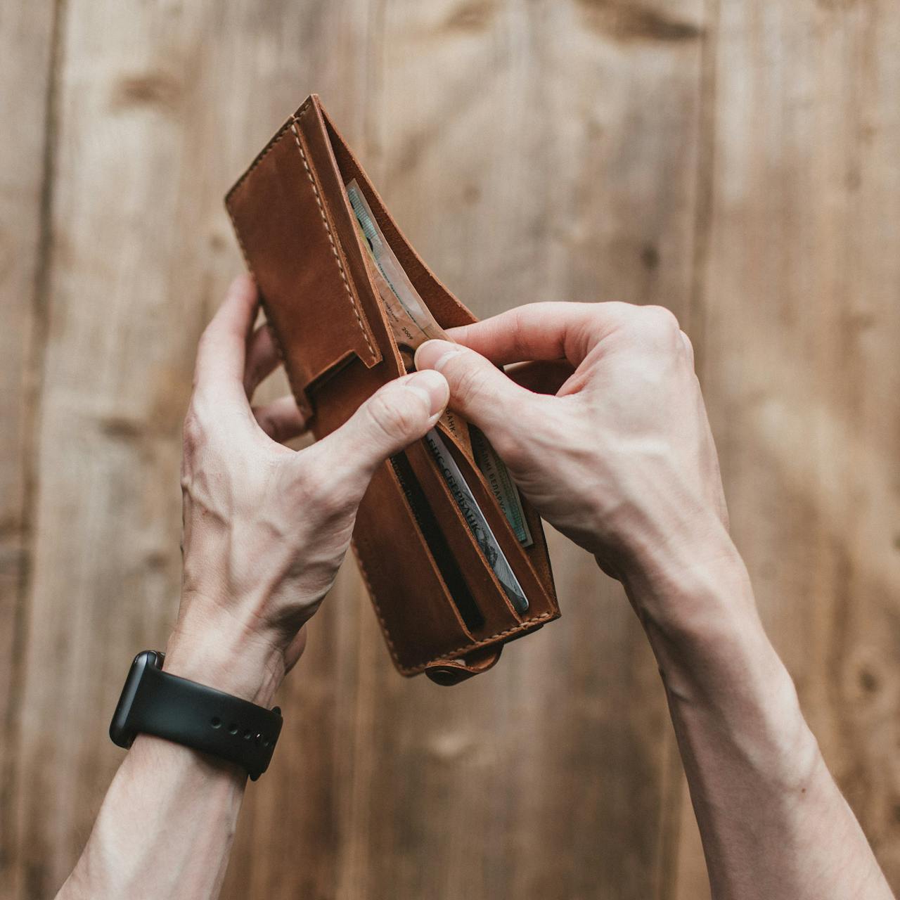 Ein Mann hält seine Brieftasche | Quelle: Pexels