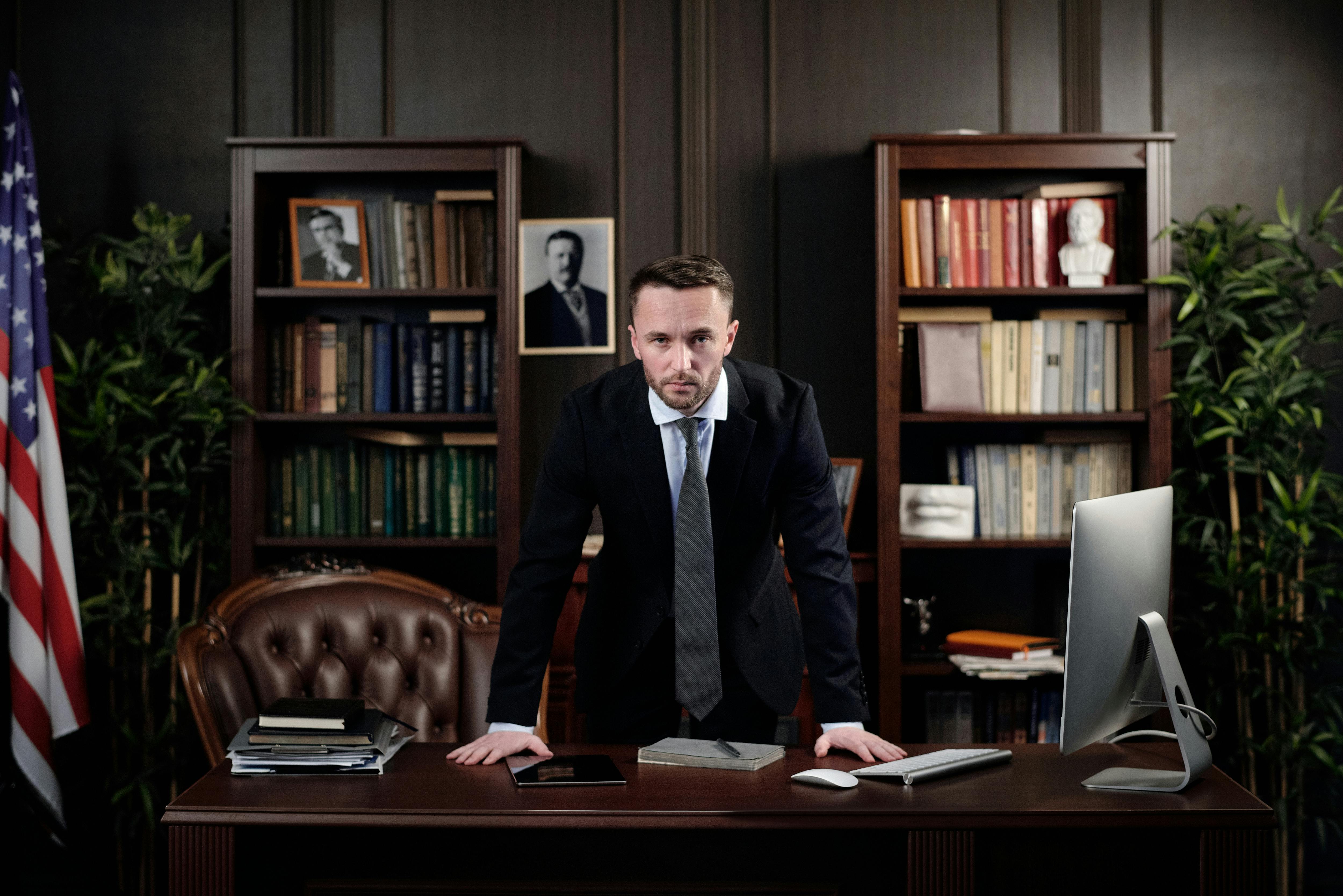 Prawnik w swoim biurze | Źródło: Pexels