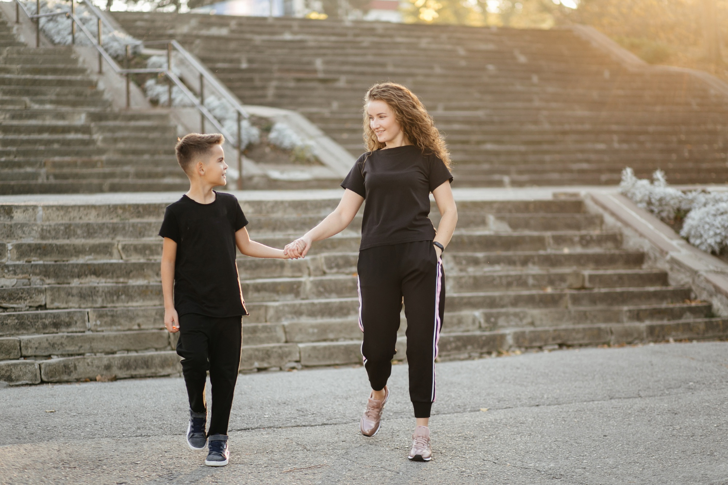 Eine Mutter und ihr Sohn gehen zusammen spazieren | Quelle: Freepik