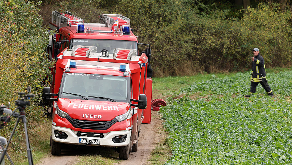 17. Oktober 2025, Mecklenburg-Vorpommern, Klein Upahl: Feuerwehrfahrzeuge stehen neben der Stelle, an der der achtjährige Fabian aus Güstrow in einem kleinen Teich bei Klein Upahl gefunden wurde, während die Feuerwehr das Wasser abpumpt und die Spurensicherung der Polizei im Einsatz ist. | Quelle: Getty Images
