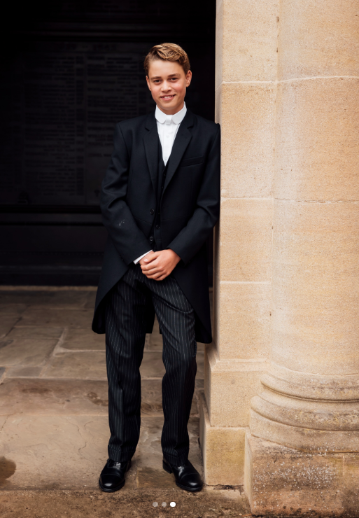 Auf einem weiteren Ganzkörperporträt stand George in seiner neuen Eton-Uniform neben einer Steinsäule. Sein zunehmend reifes Aussehen wurde zu einem immer wiederkehrenden Thema in den Kommentaren. | Quelle: Instagram/princeandprincessofwales