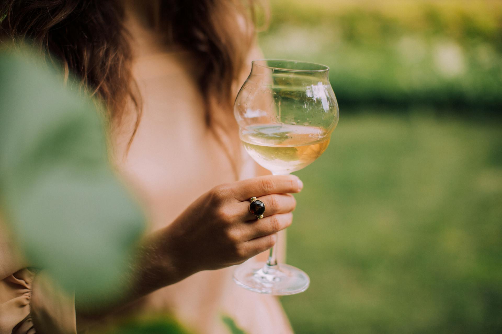 Eine Frau hält ein Glas Wein | Quelle: Pexels