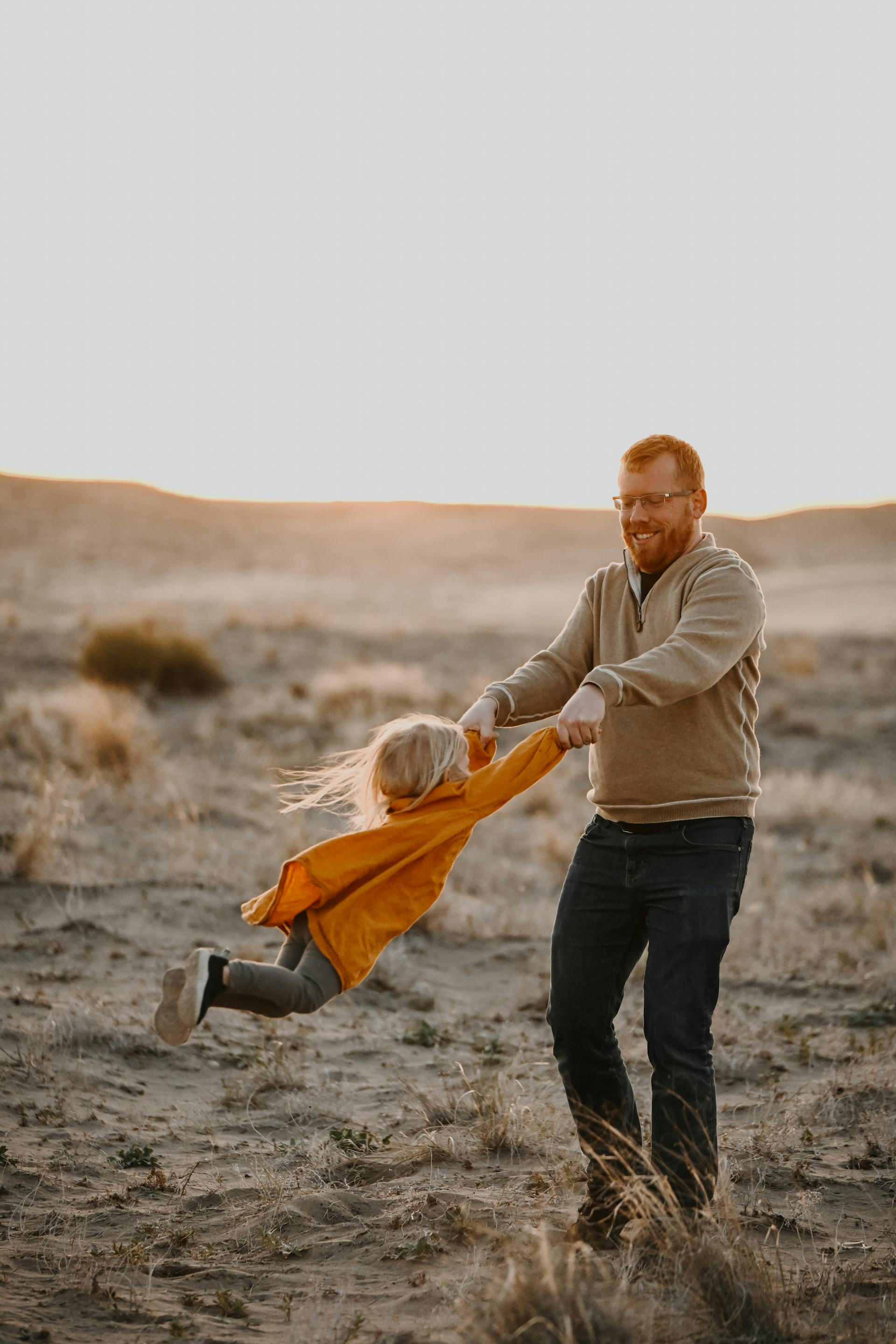 Ein Vater spielt mit seiner Tochter | Quelle: Pexels
