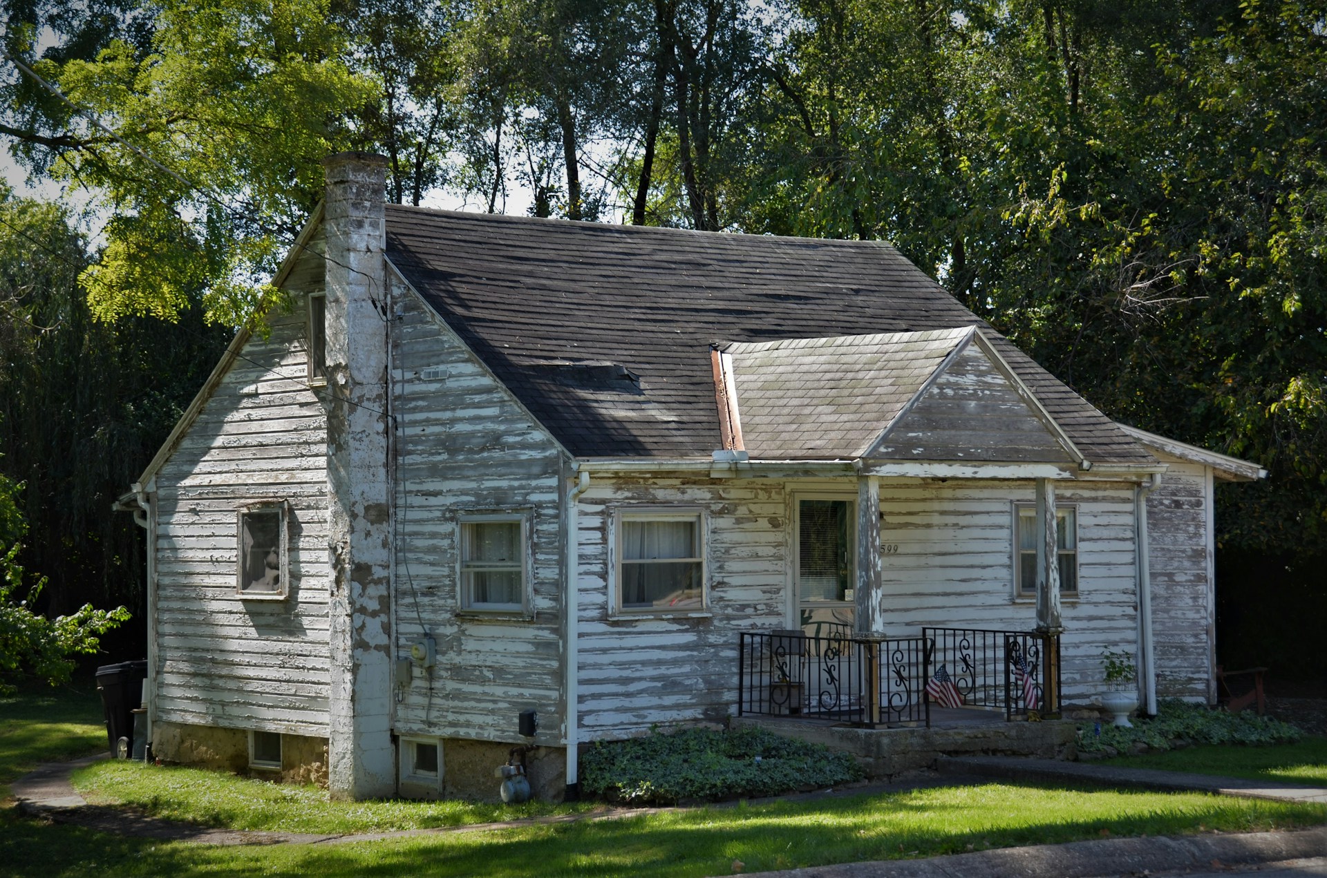 Ein kleines verwittertes Haus | Quelle: Unsplash