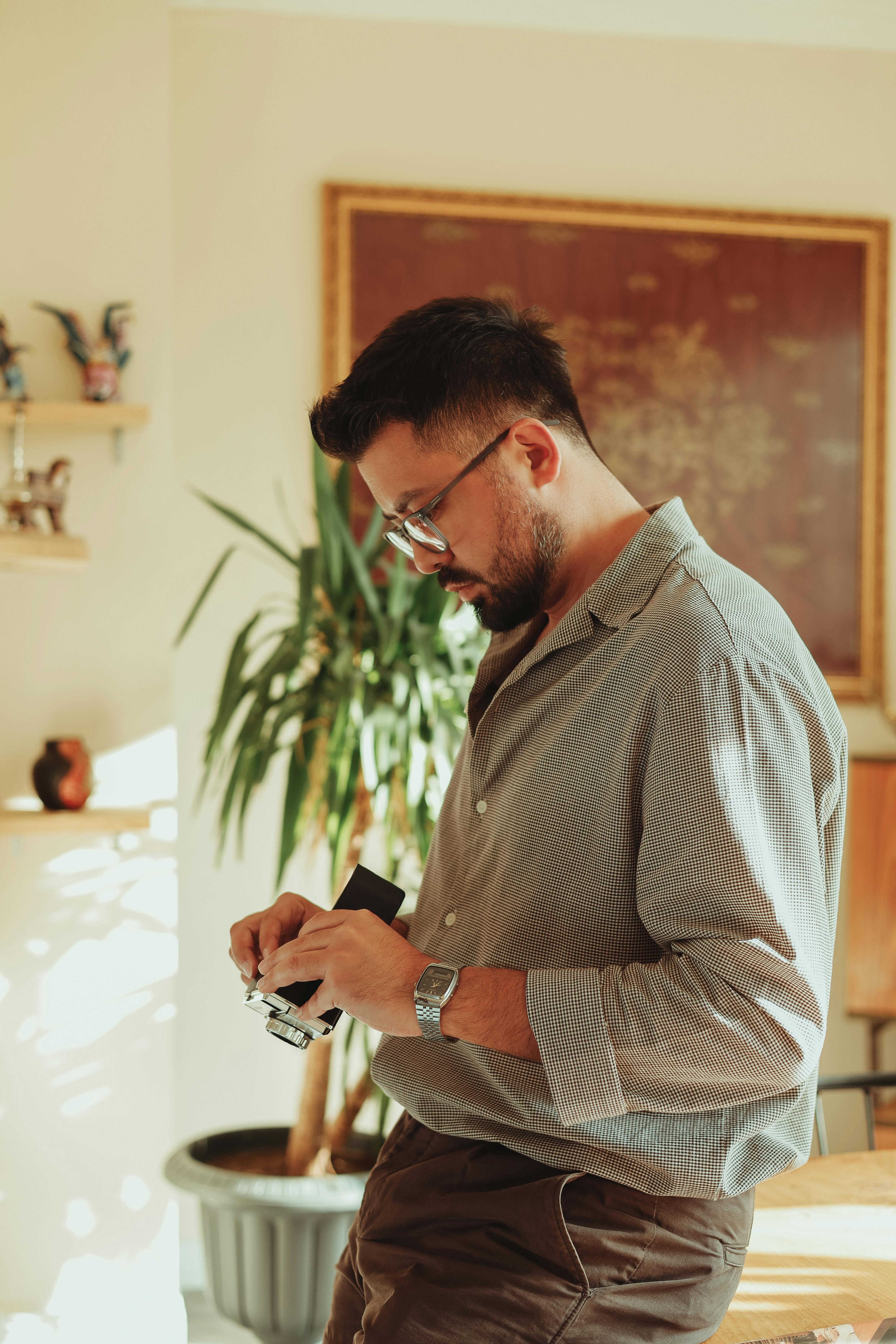 Ein Mann steht in einem Wohnzimmer | Quelle: Pexels