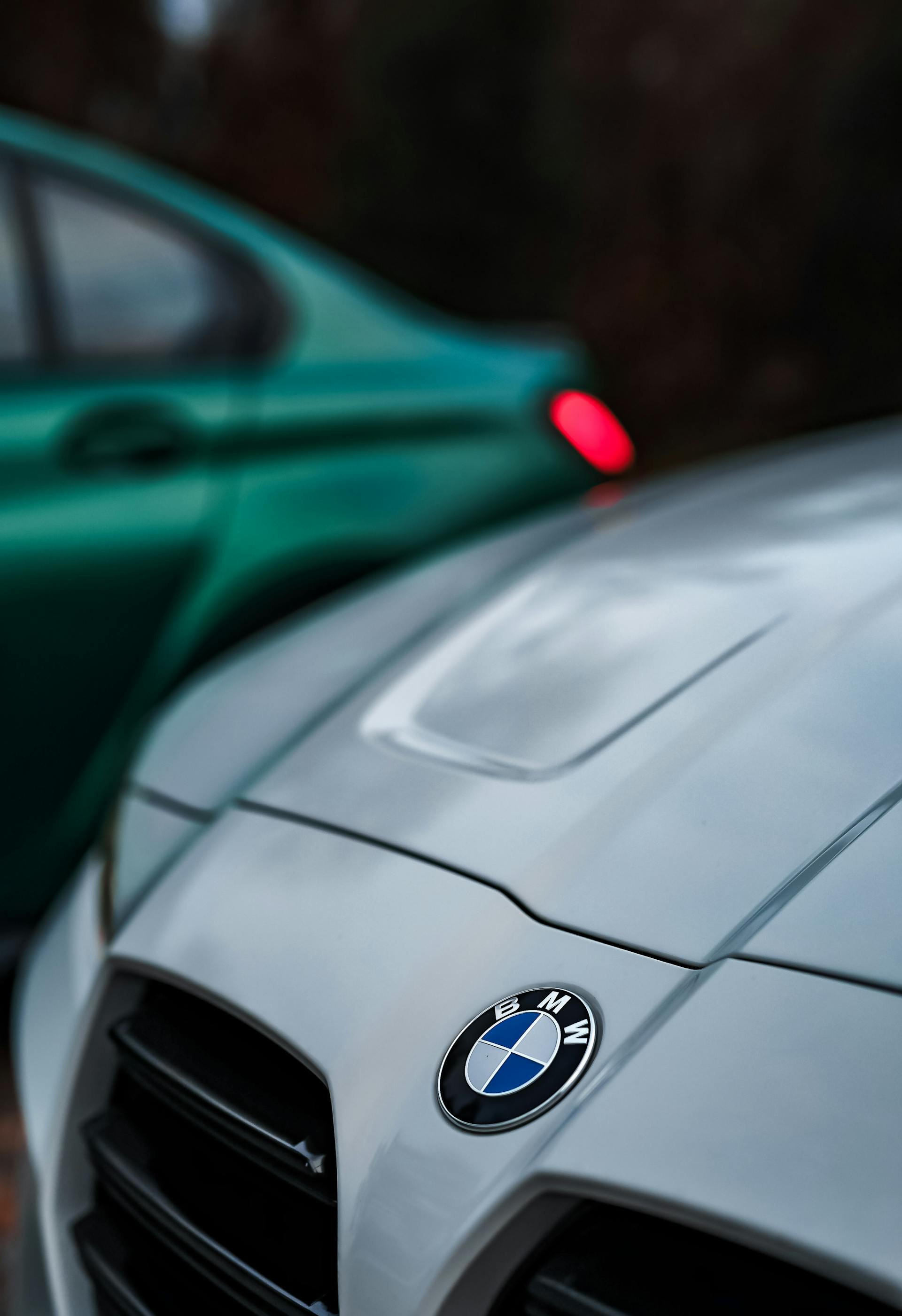 Eine Nahaufnahme des BMW-Logos auf einem Auto | Quelle: Pexels