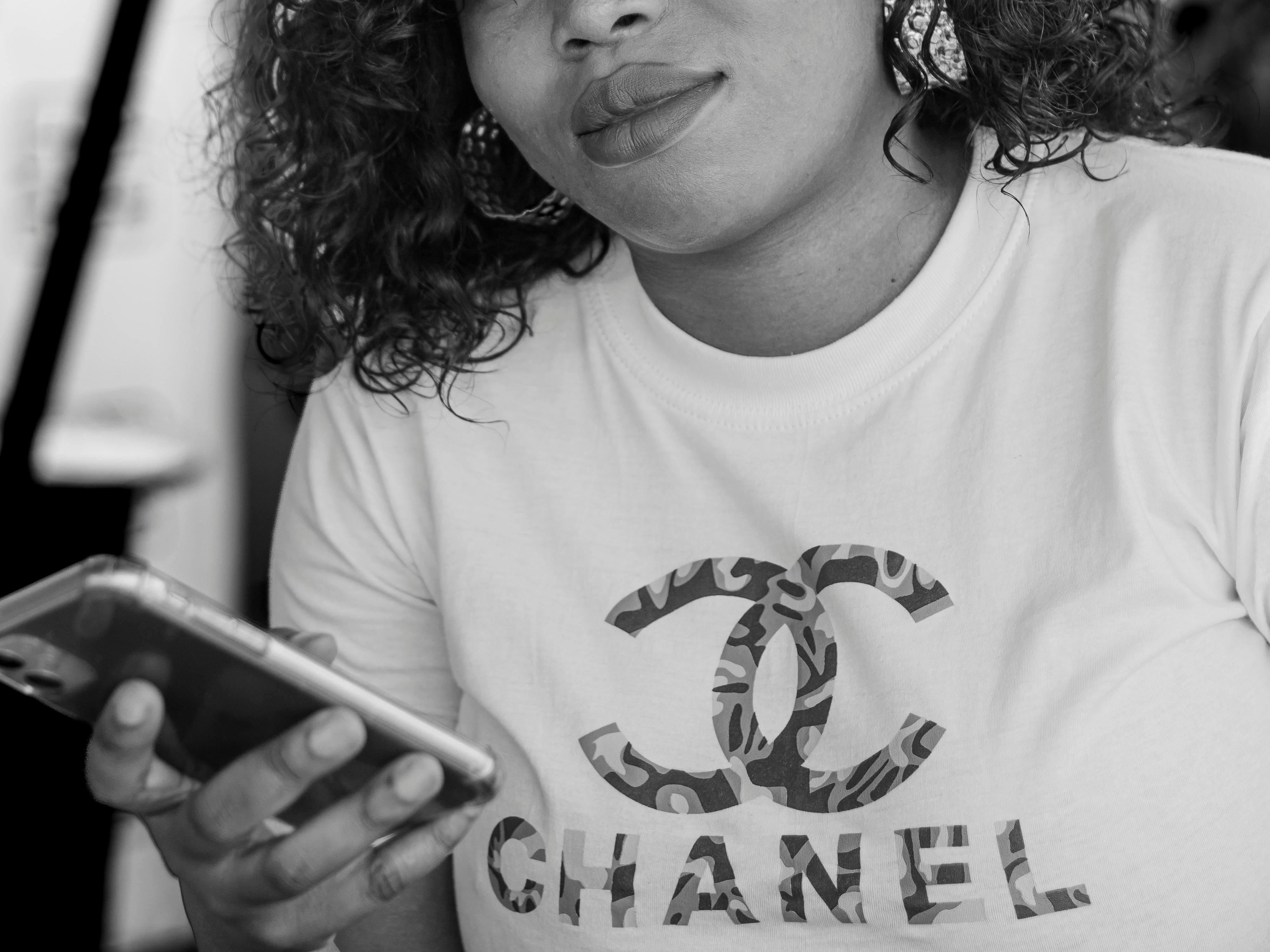 Eine lächelnde Frau, die ein Handy hält | Quelle: Pexels