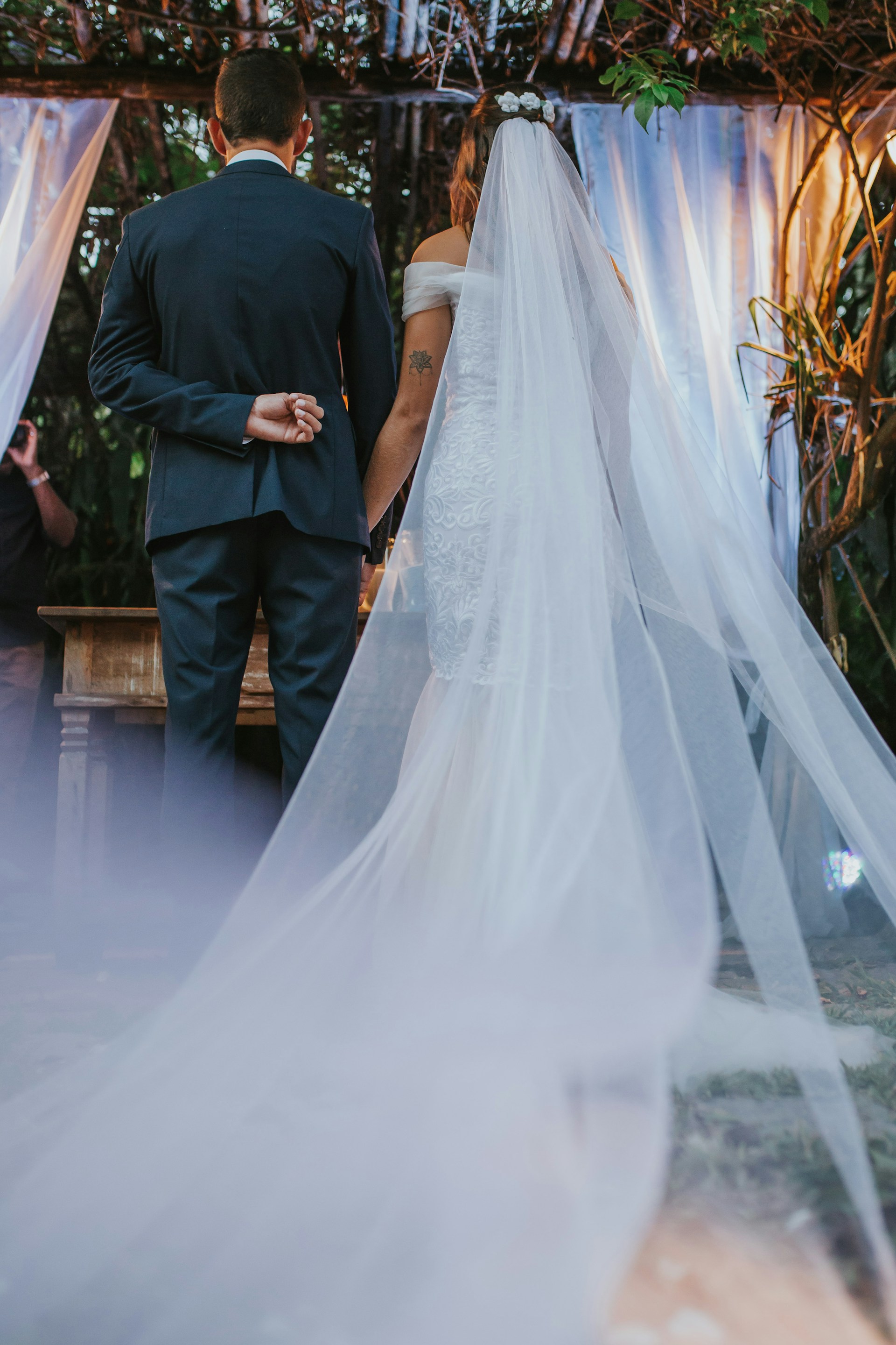 Braut und Bräutigam bei ihrer Hochzeitszeremonie | Quelle: Unsplash
