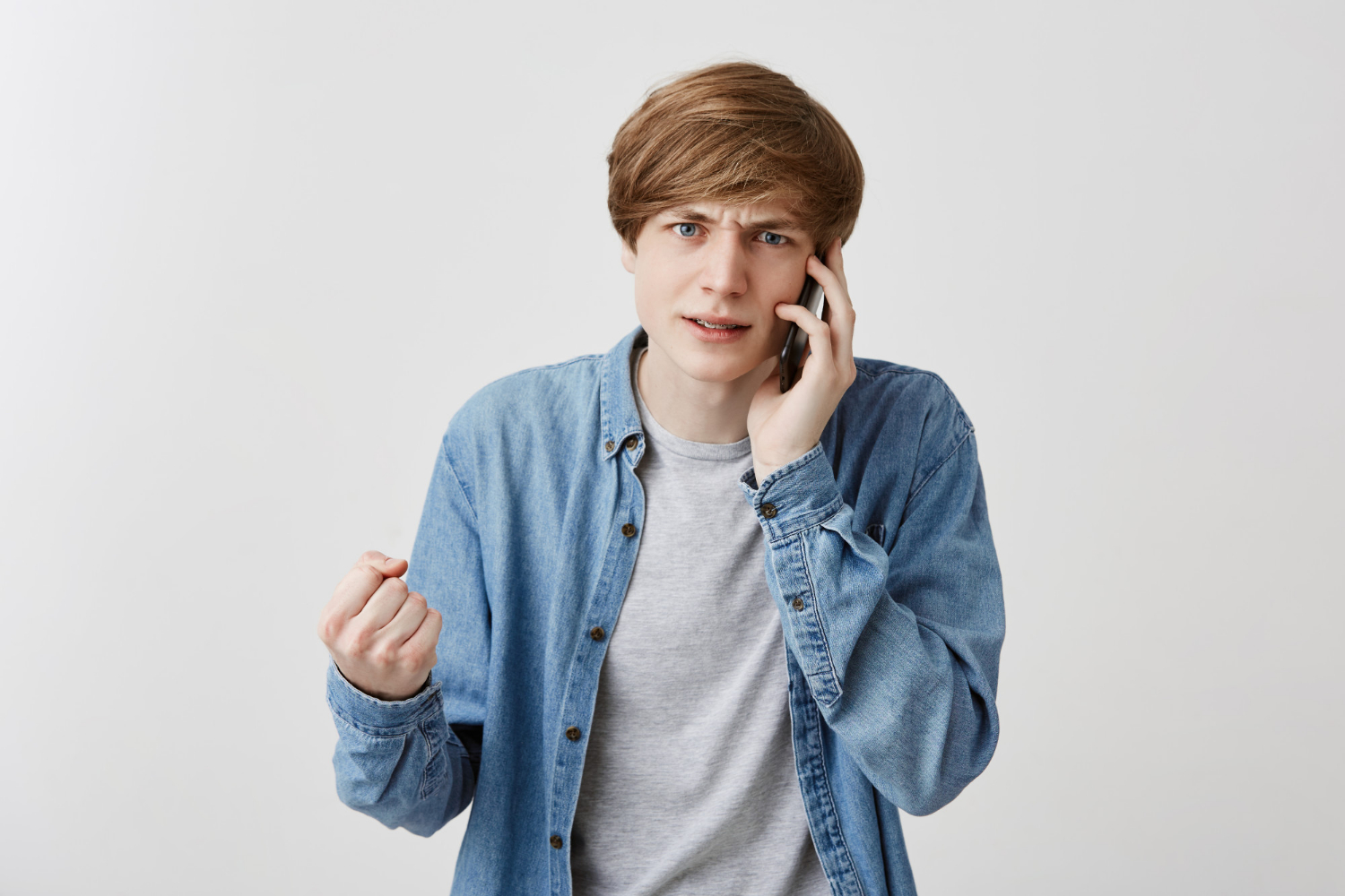 Ein verzweifelter junger Mann, der telefoniert | Quelle: Freepik