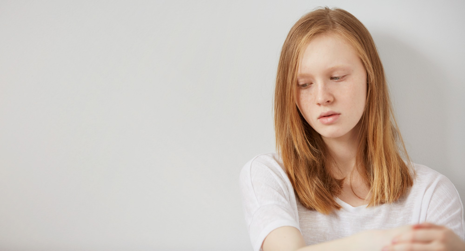 Ein trauriges Mädchen im Teenageralter | Quelle: Freepik