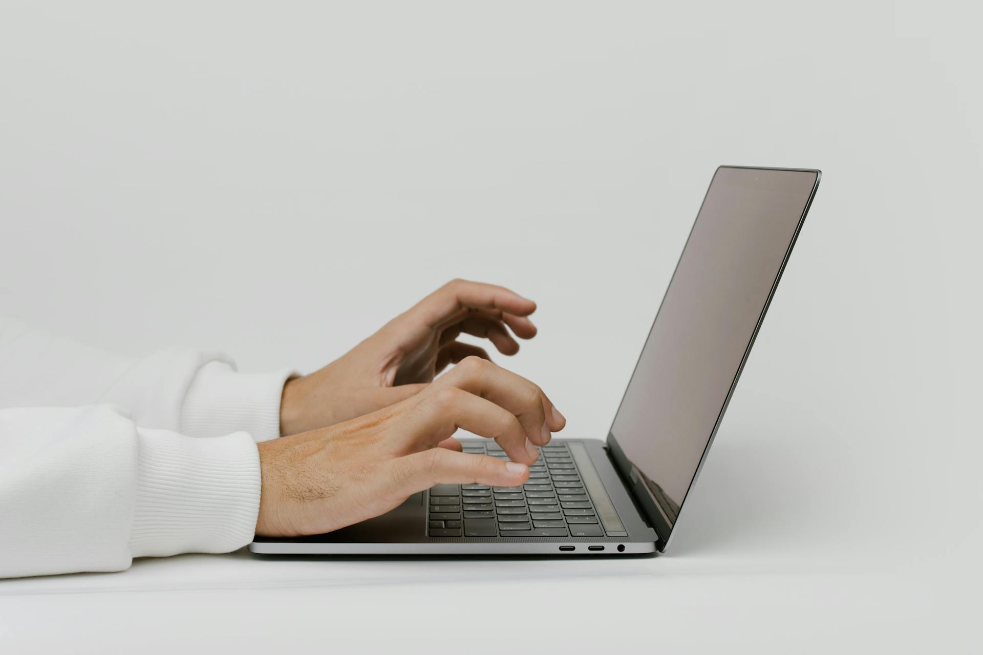 Person, die an ihrem Laptop arbeitet | Quelle: Pexels